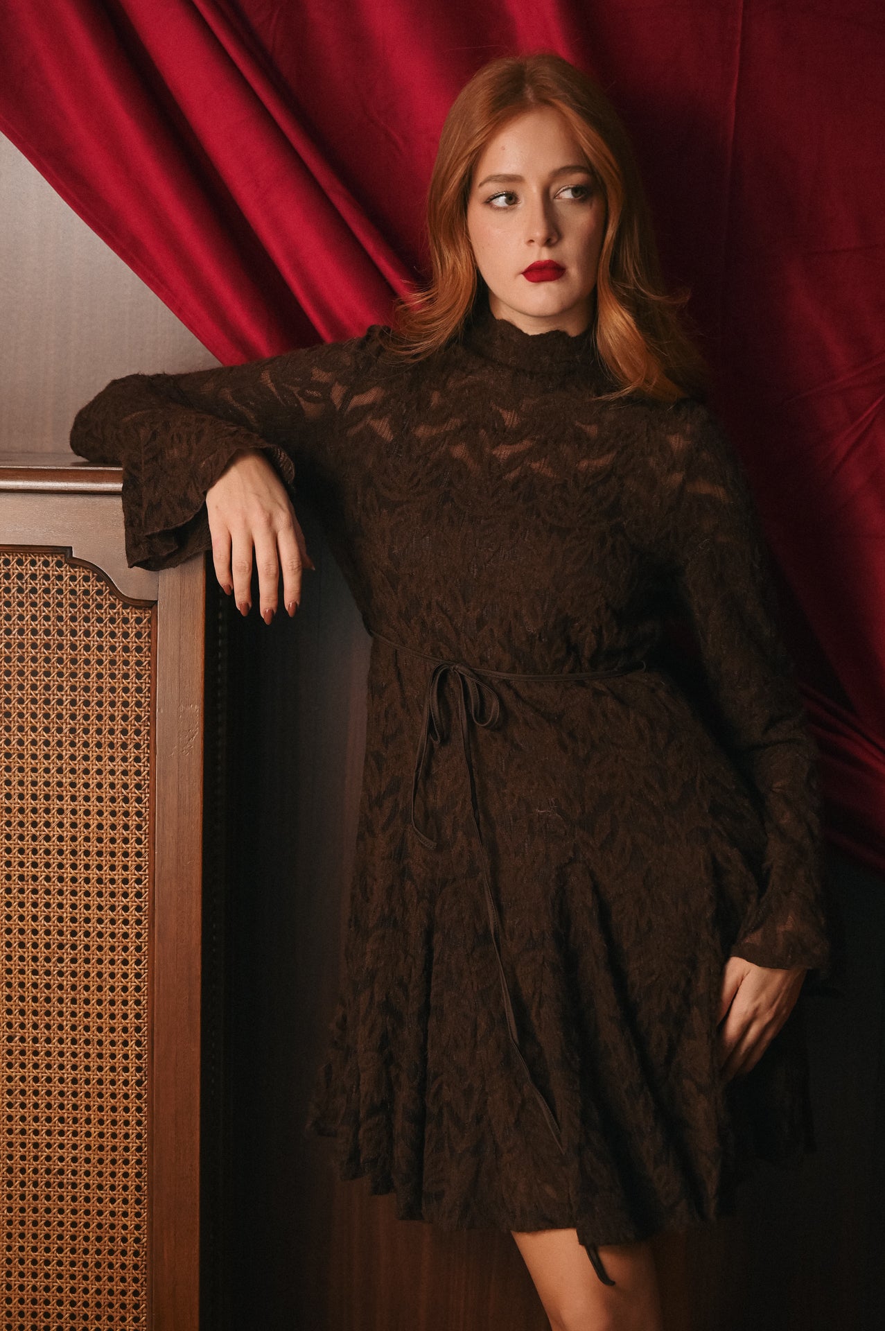 Abito corto marrone con Lavorazione Traforata: Sofisticatezza e Trasparenze