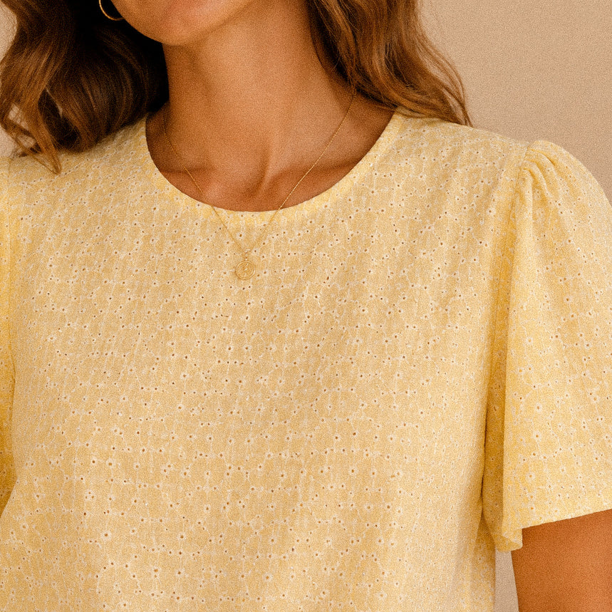 Top “Lemon Broderie” – top giallo con ricami bianchi