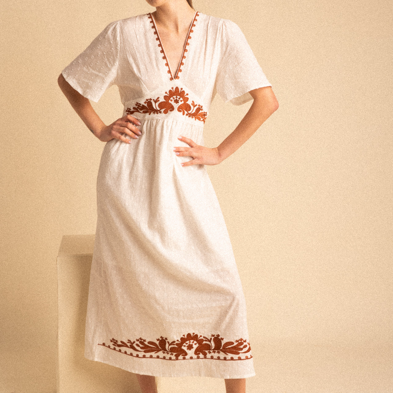 Abito lungo bianco in cotone con ricami terracotta e micro pois tono su tono