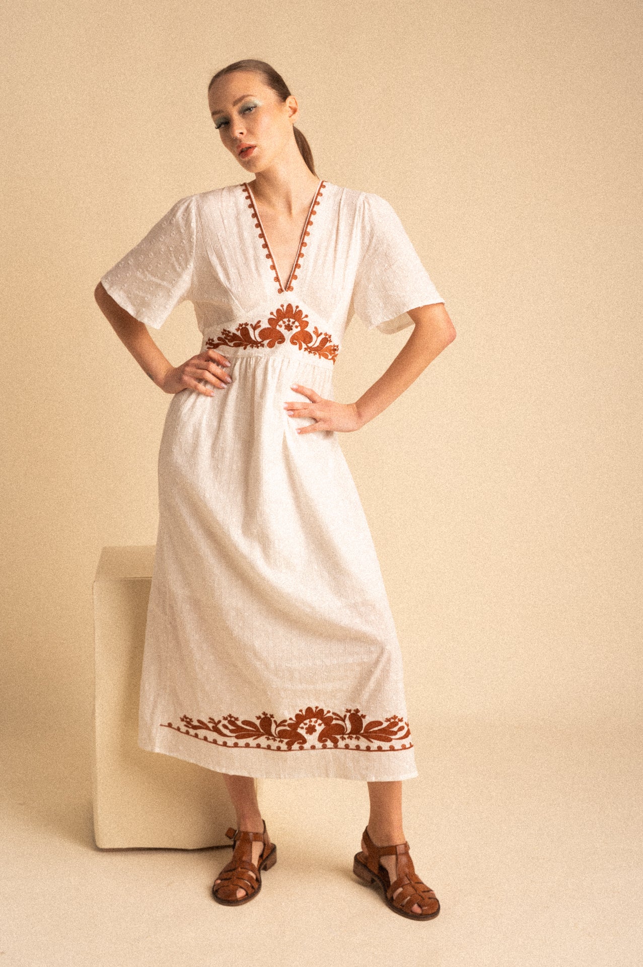Abito lungo bianco in cotone con ricami terracotta e micro pois tono su tono