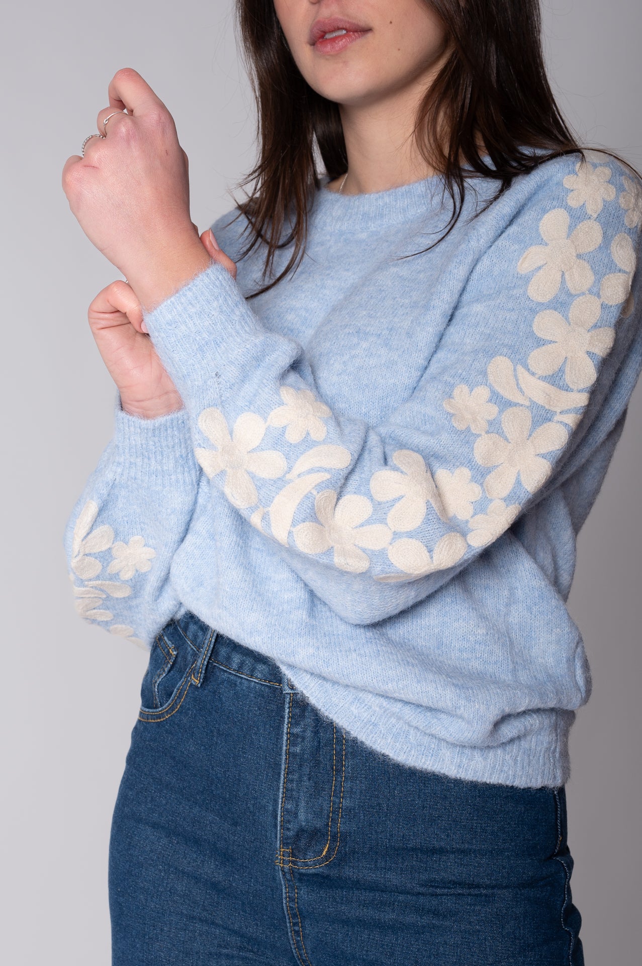 Maglione azzurro con fiori ricamati