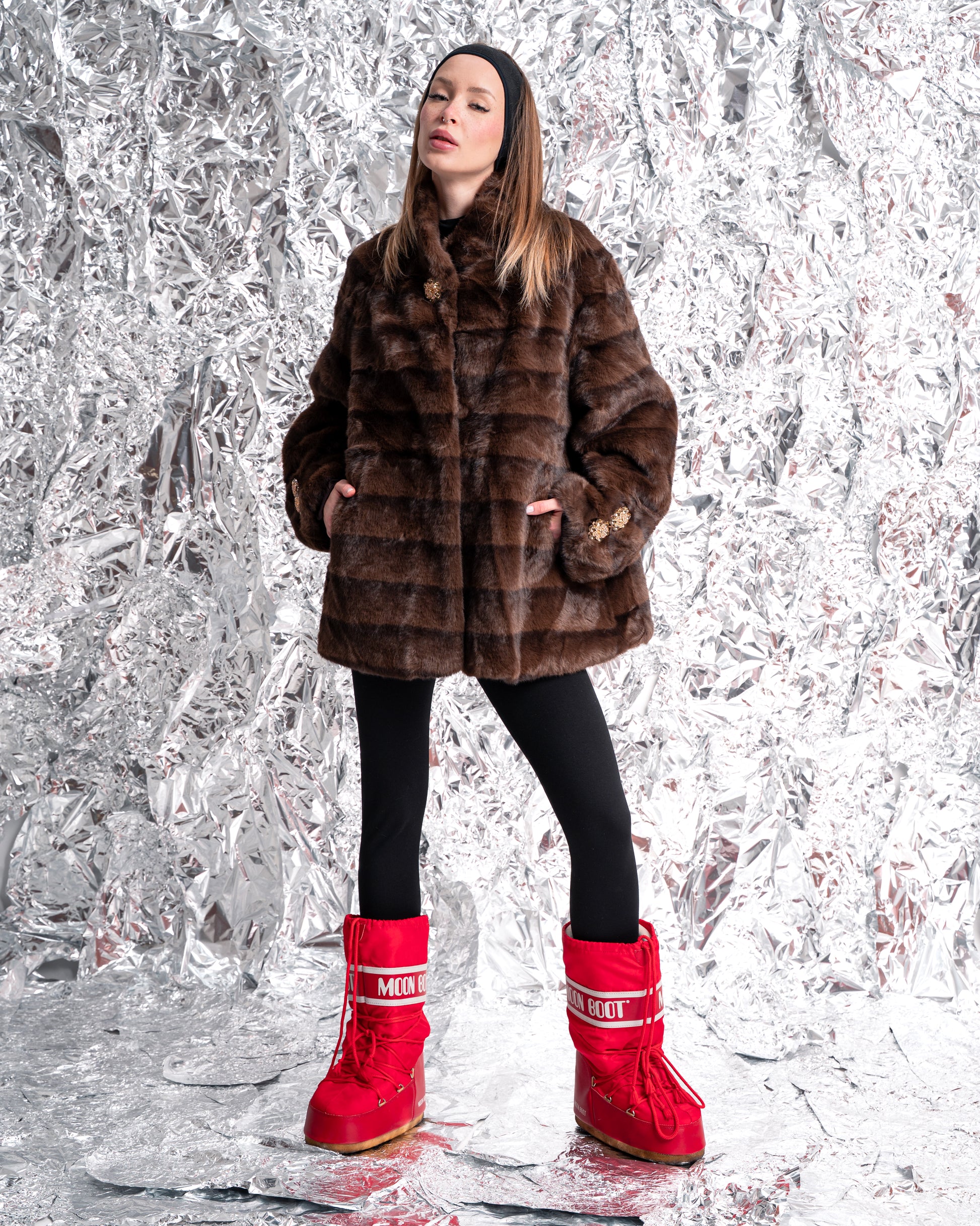 Pelliccia Ecologica Marrone con Dettagli Gioiello – Finta Pelliccia Donna con Tasche