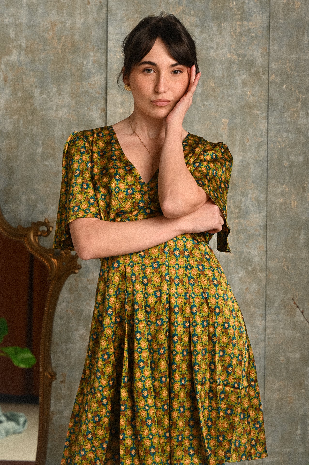 Abito Lavinia Corto Fantasia Effetto Raso con Scollo a V