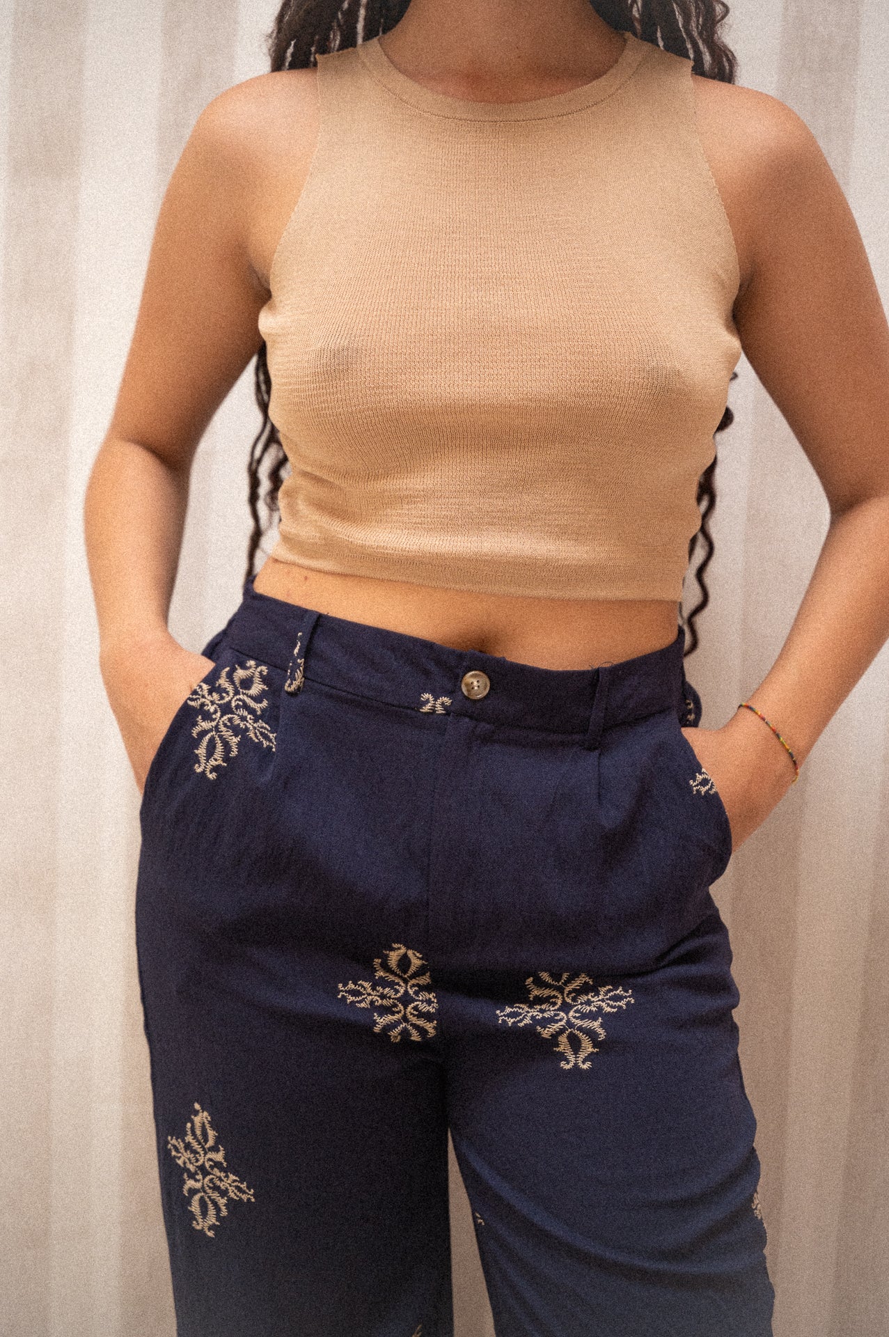 Pantalone blu con ricami