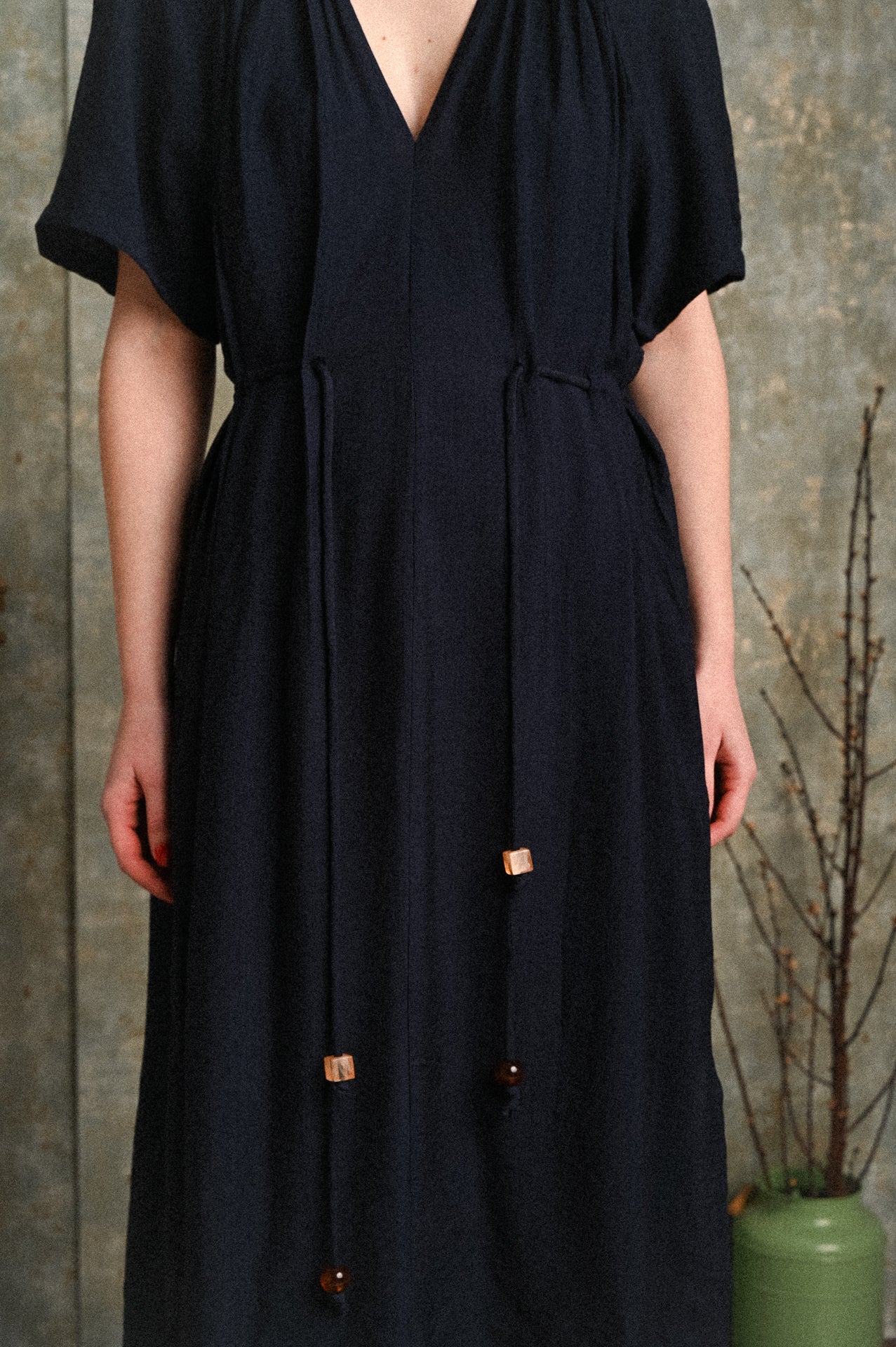 Abito lungo blu fluido con laccio regolabile in vita – vestibilità Soft Flow