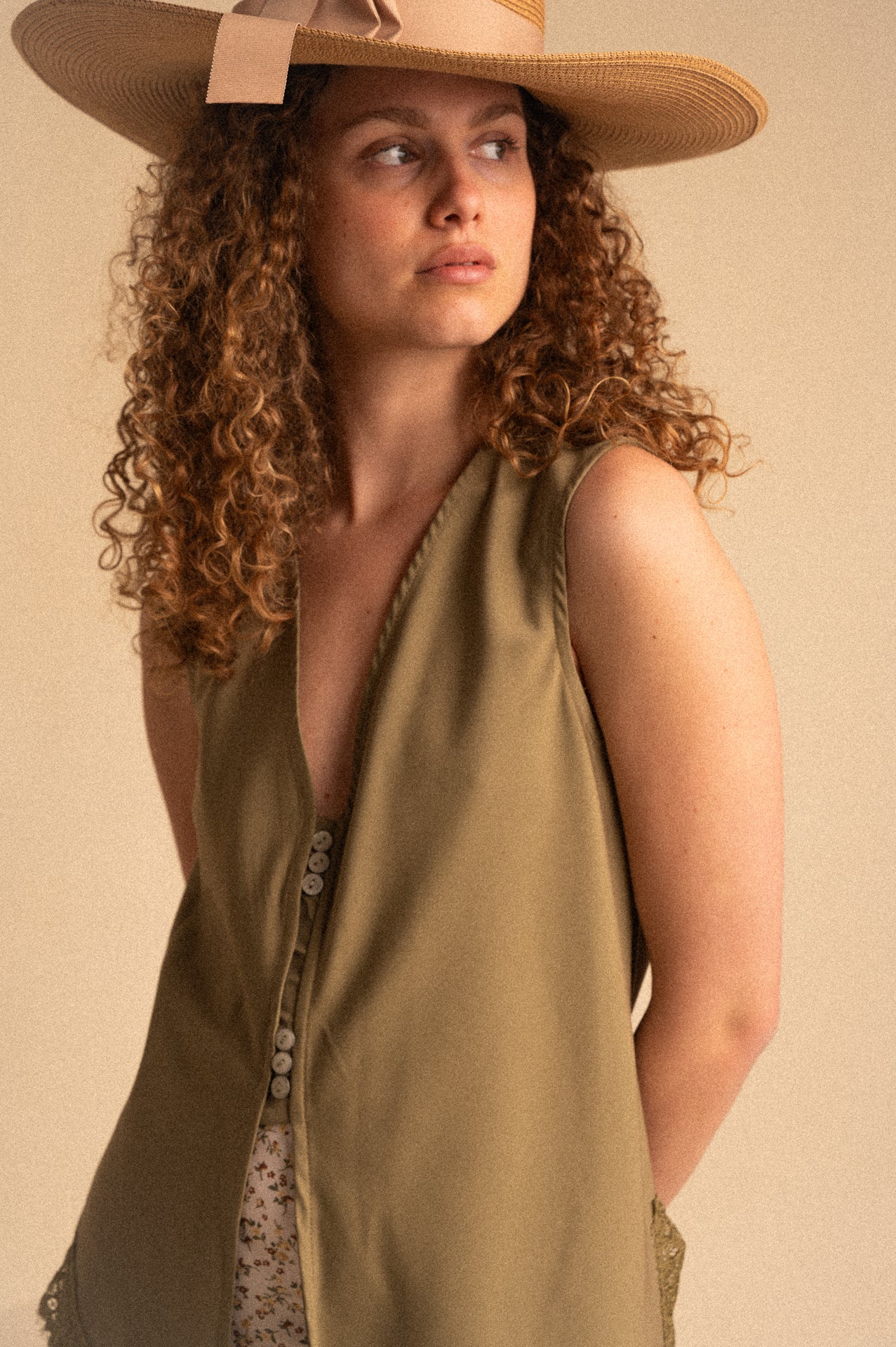 Gilet Donna Oliva con Inserto in Pizzo e Bottoni Frontali