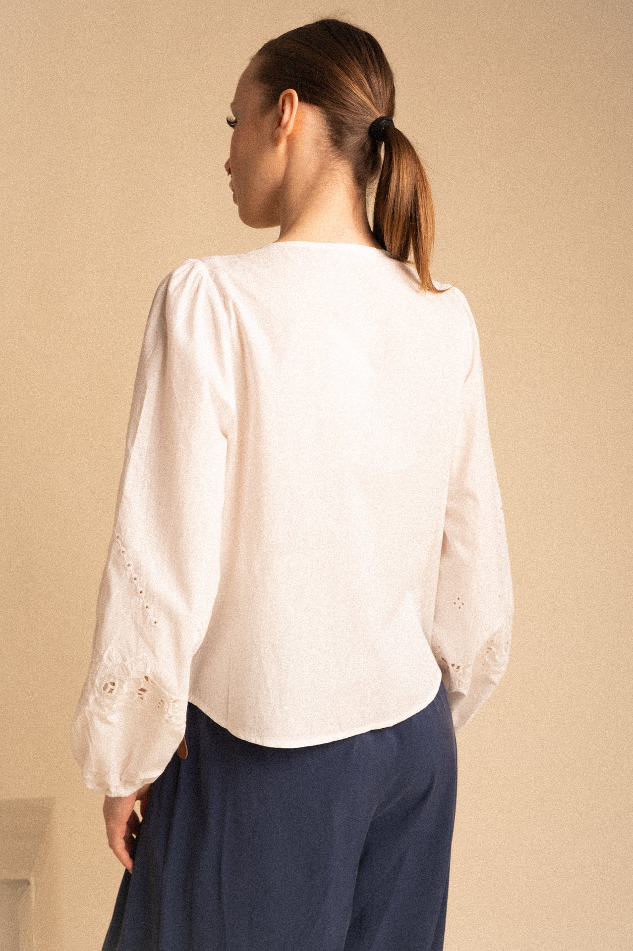 Camicia Crosby bianca in cotone ricamato con fiocchi