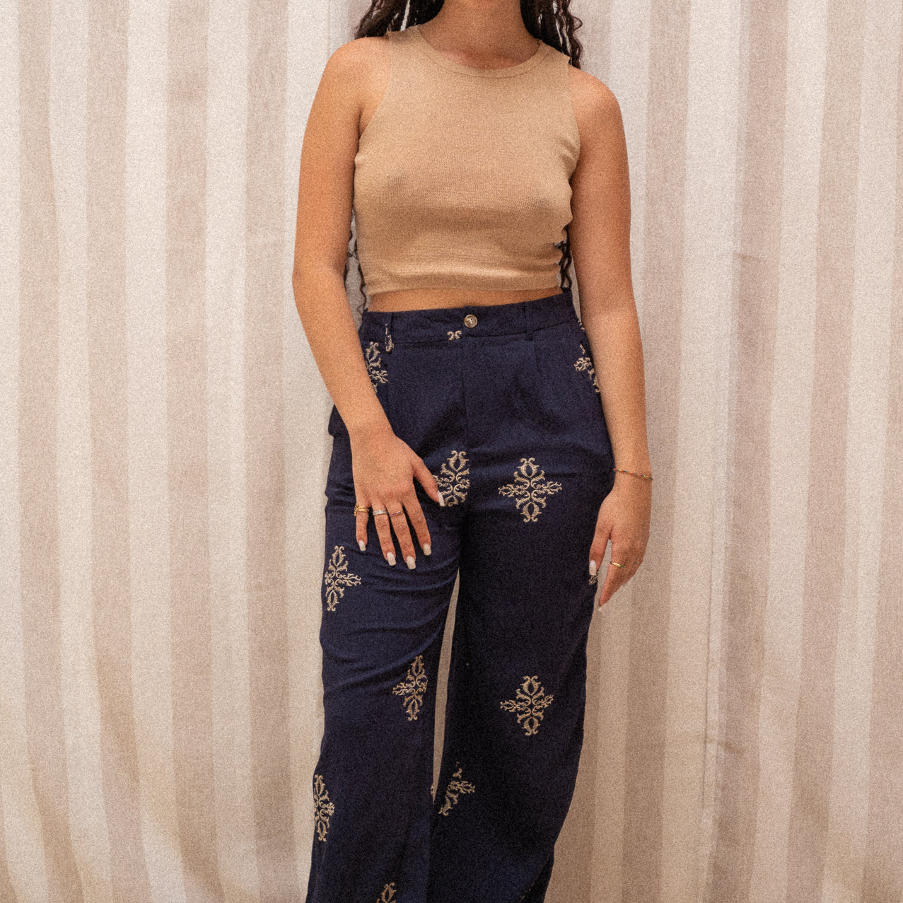 Pantalone blu con ricami