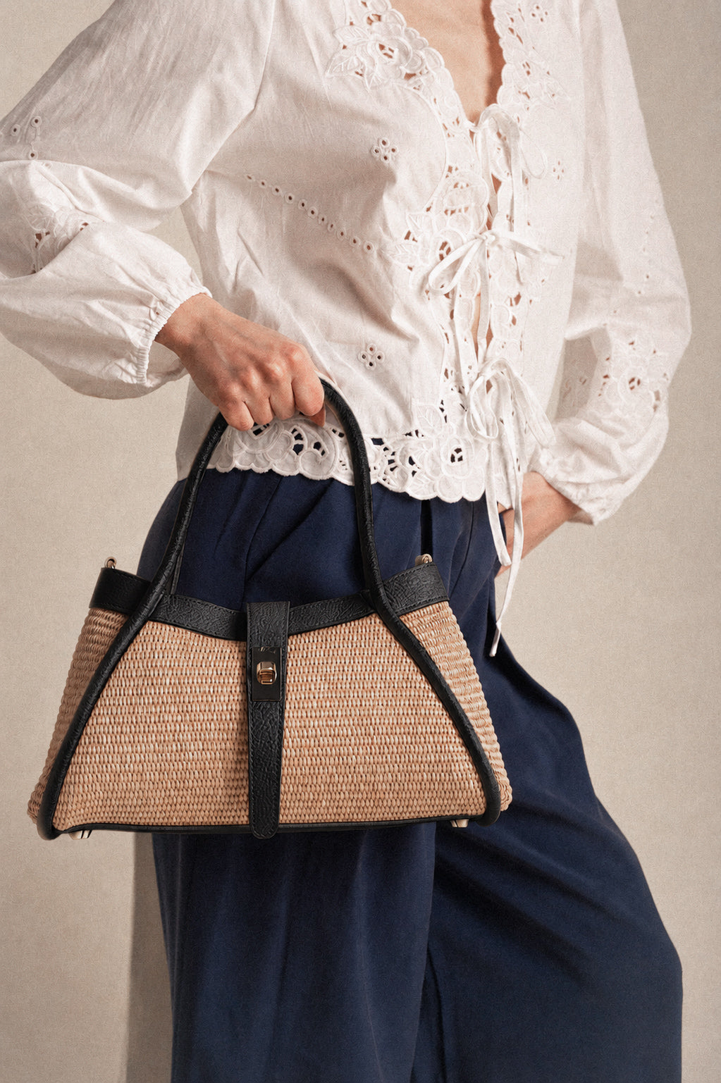 Borsa Mercer in pelle nera e rafia naturale
