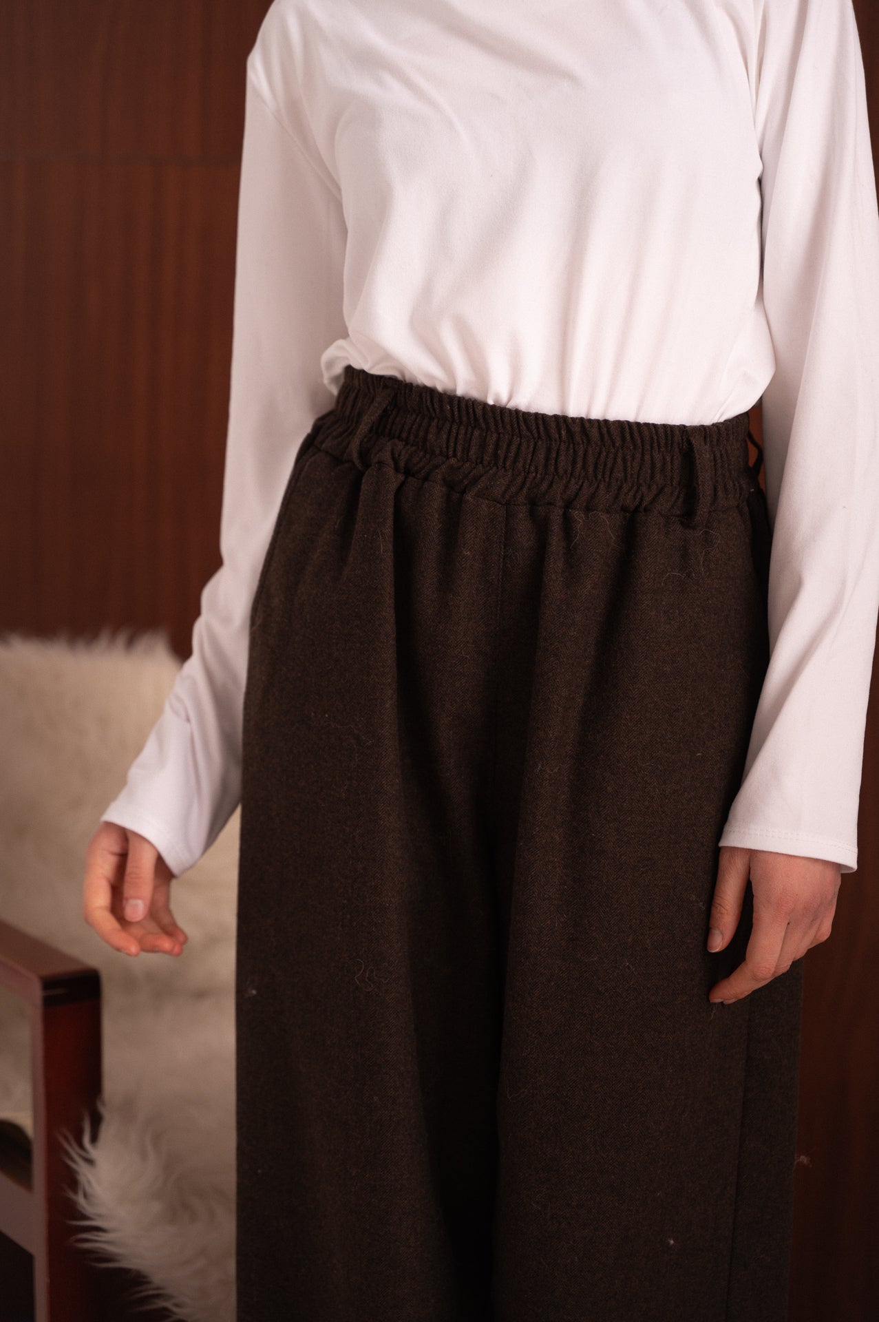 Blusa bianca con scollo a barca