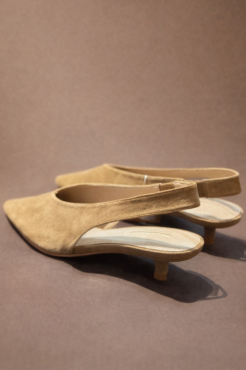 Slingback Beige a Punta con Tacco Basso – Décolleté Aperta in Ecopelle Effetto Camoscio