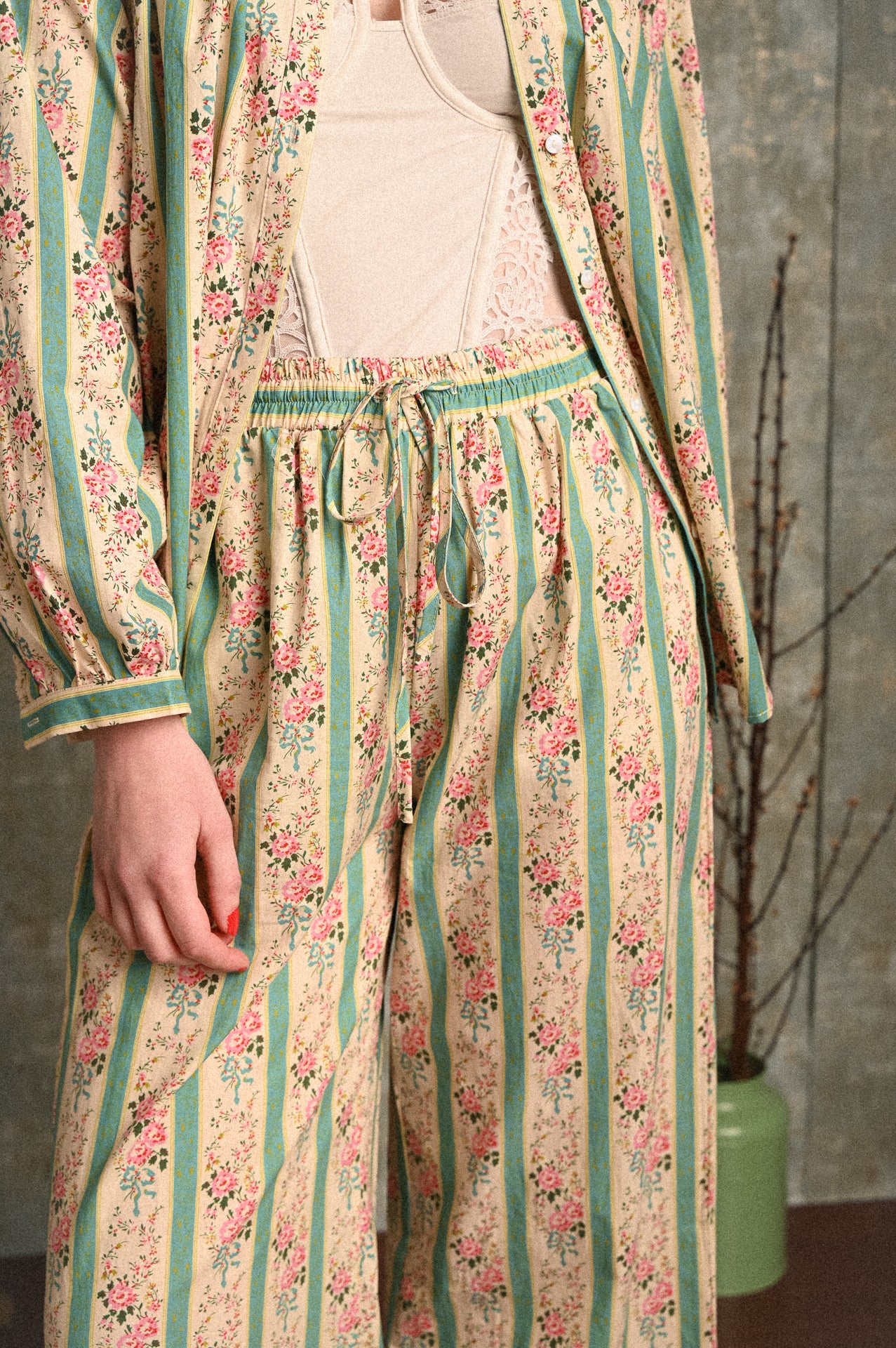 Pantalone Primula a Fantasia Floreale con Elastico in Vita e Laccio – 100% Cotone