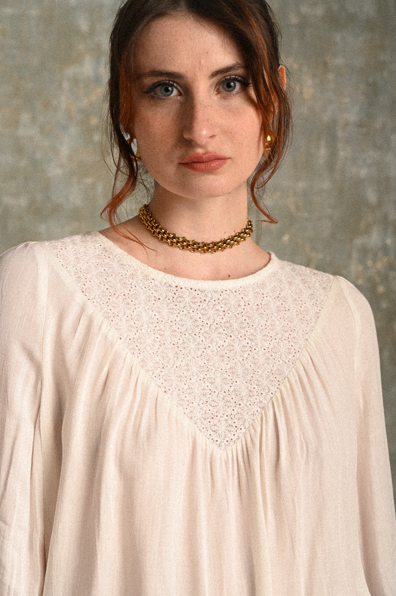 Blusa Iris in viscosa con ricamo sangallo a V – color avorio