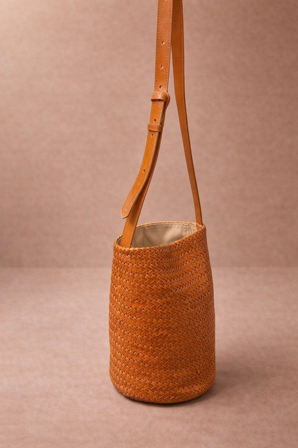 Borsa secchiello in vera pelle intrecciata a mano – Made in Italy | Colore cuoio