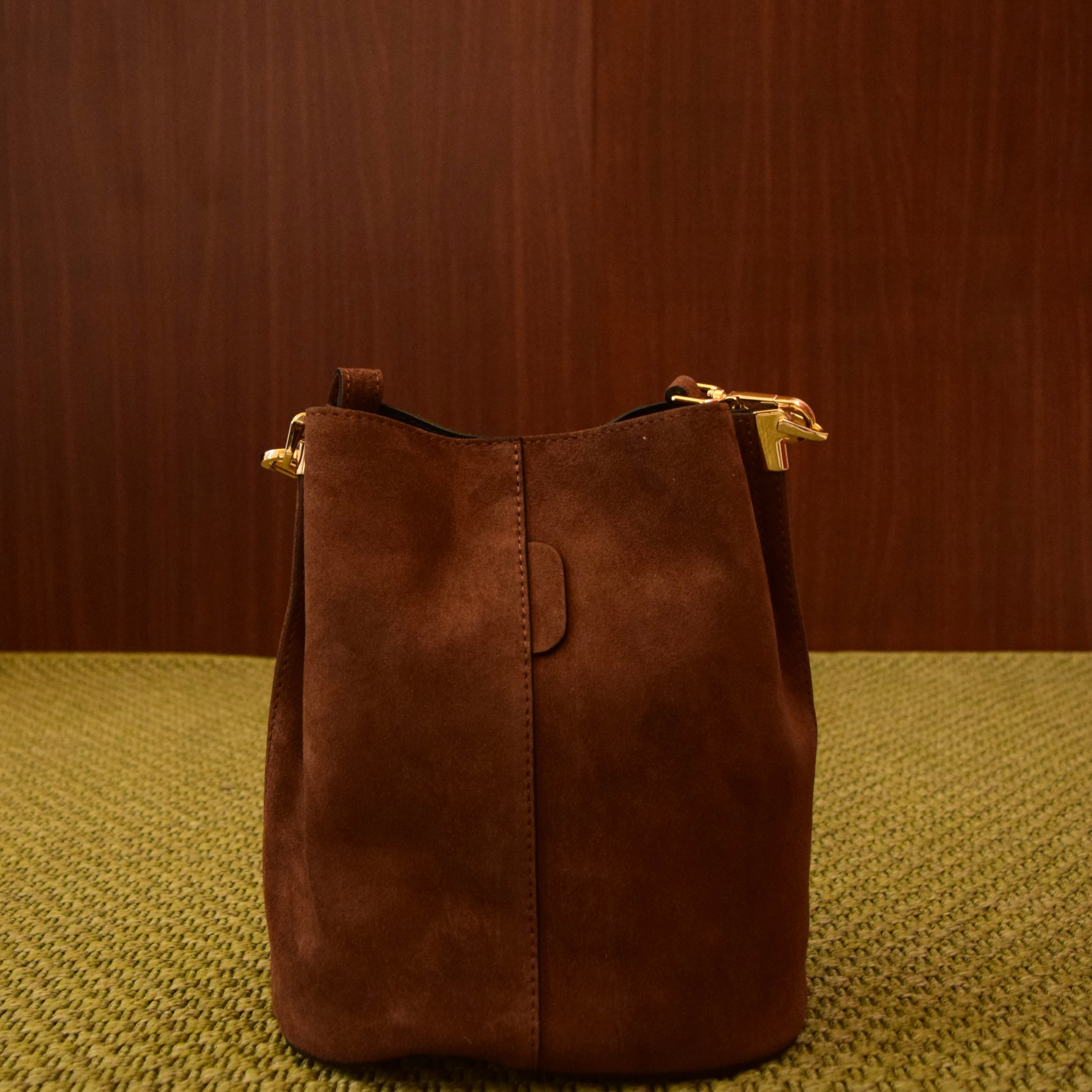 Borsa secchiello color cuoio in pelle scamosciata