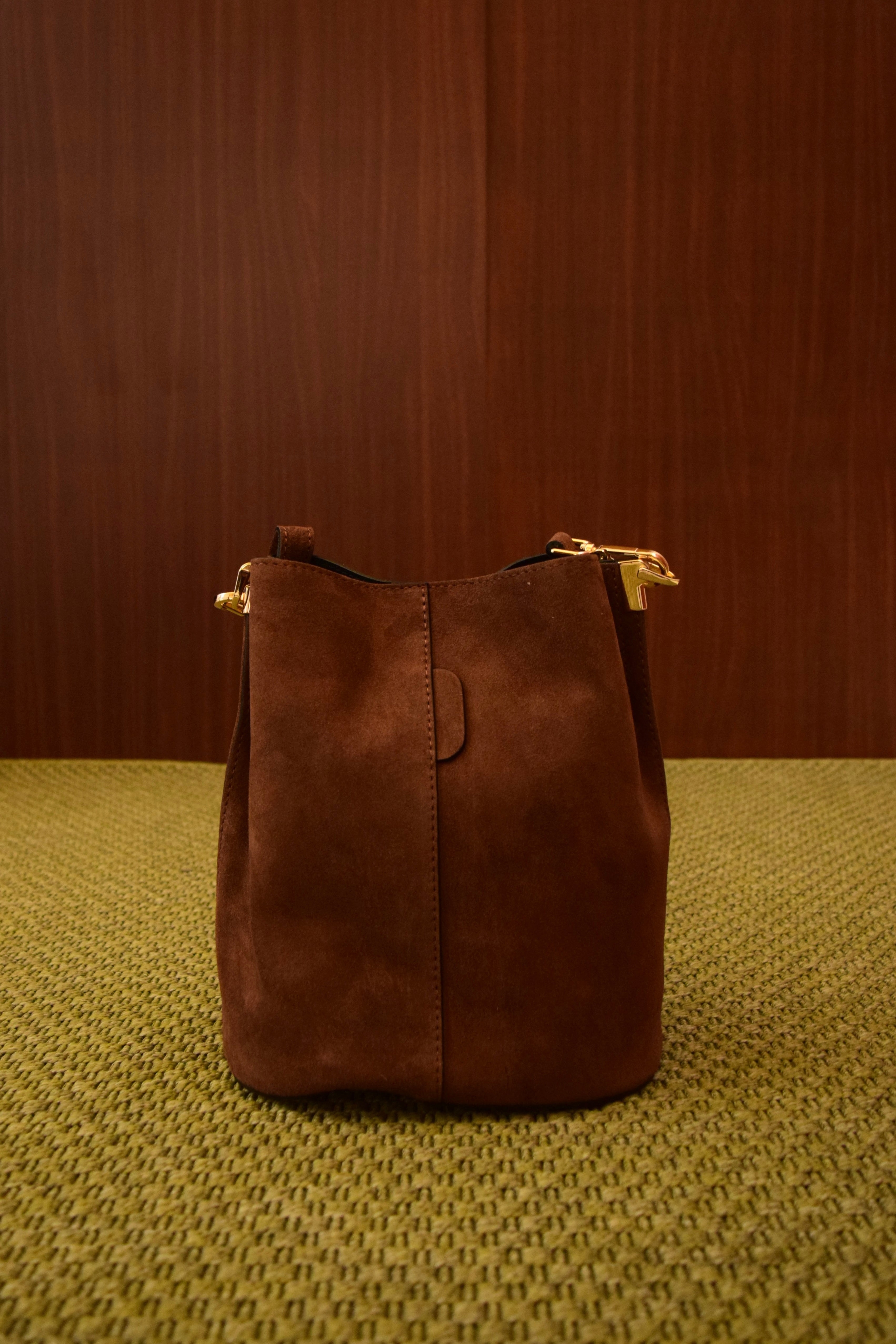 Borsa secchiello color cuoio in pelle scamosciata