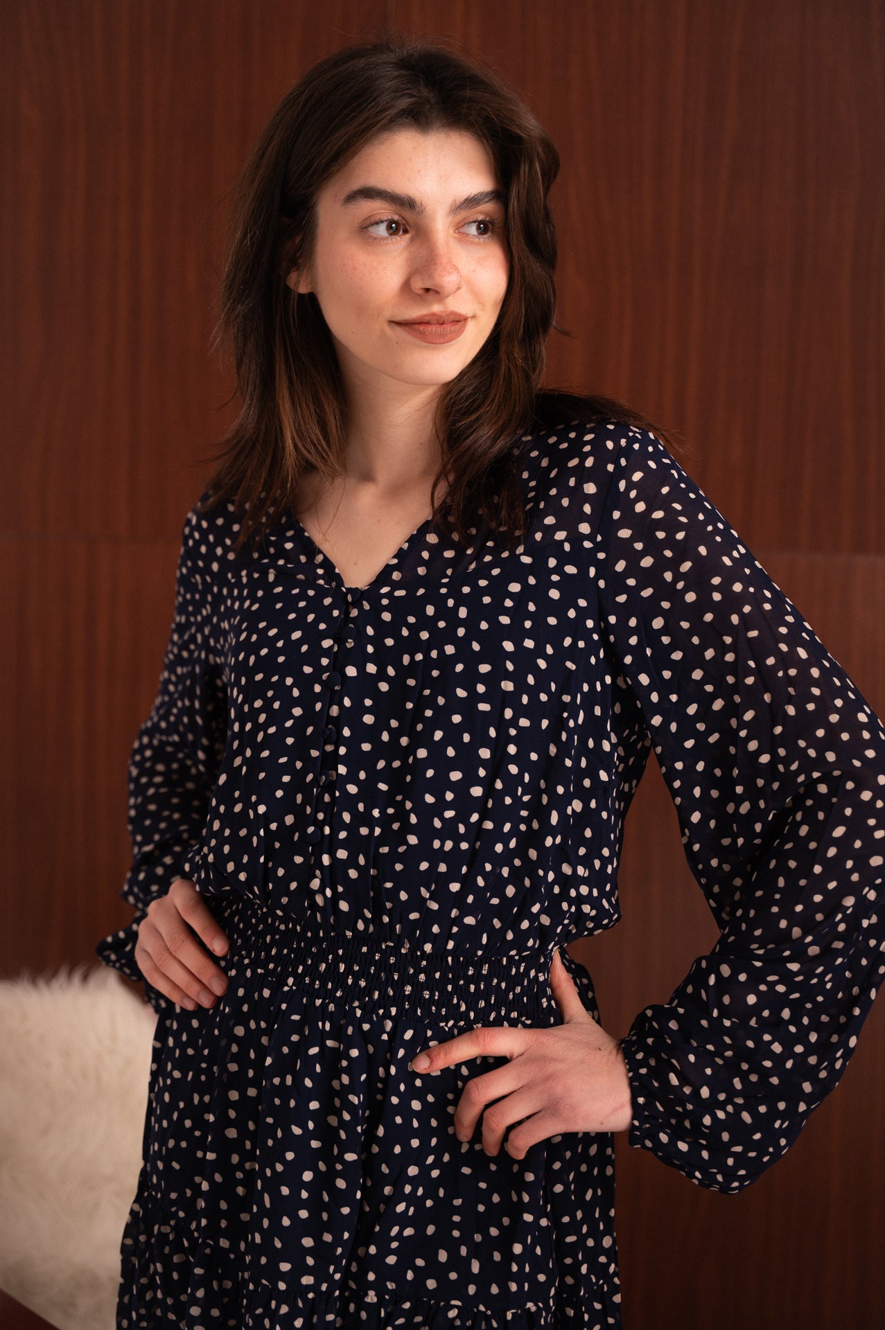 Abito corto blu a pois con vita arricciata