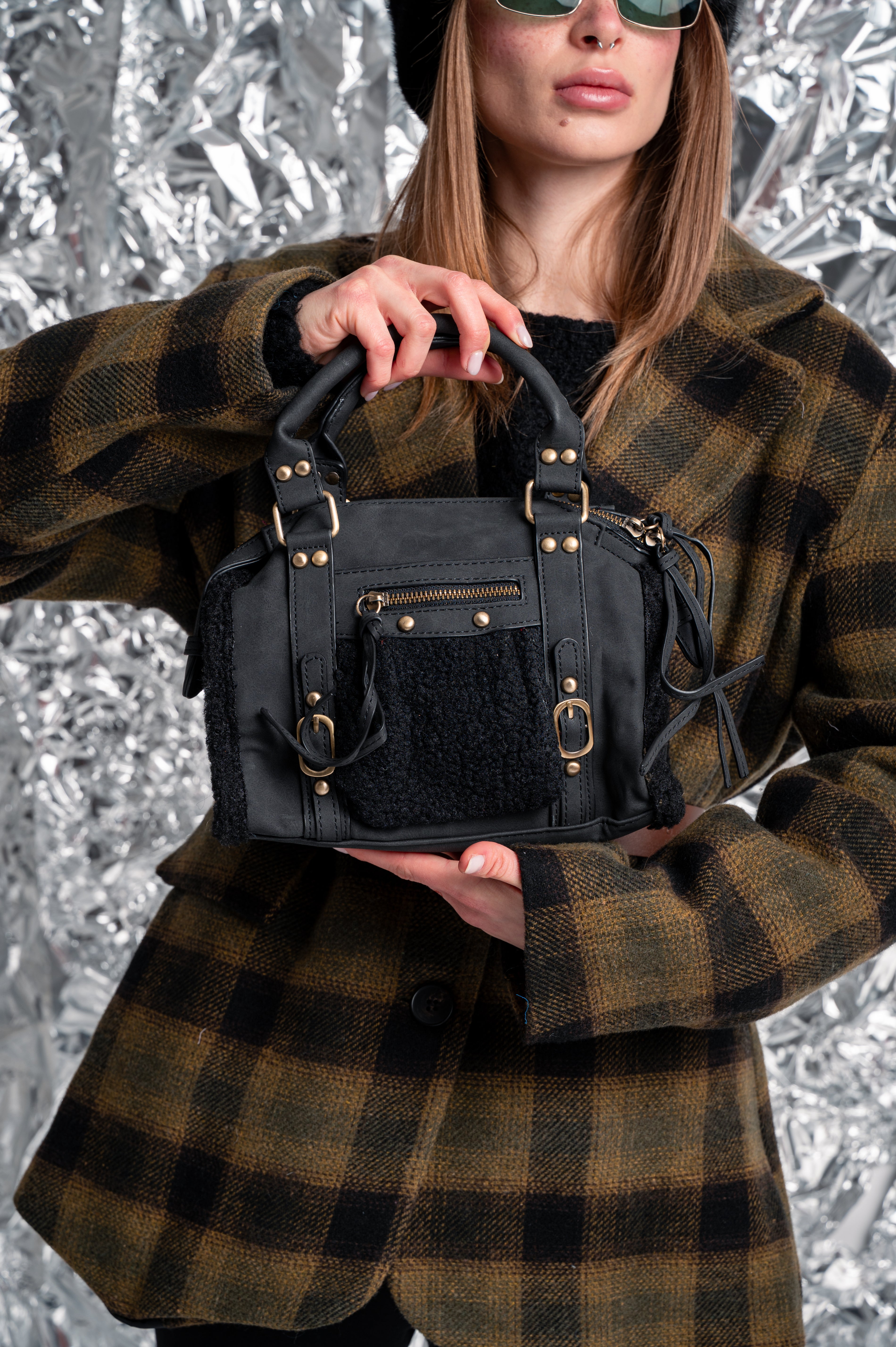 Borsa Nera in Similpelle e Bouclé – Modello Compatto con Doppi Manici