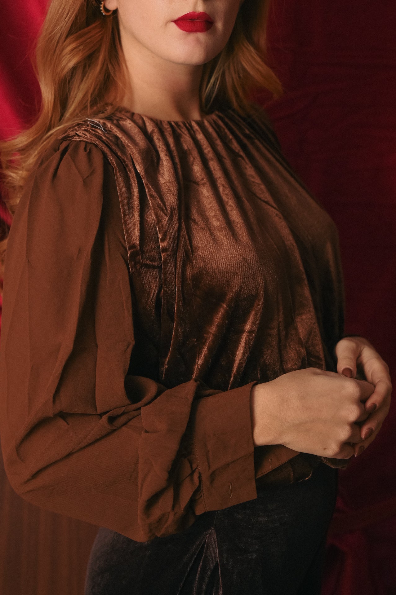 Blusa Donna Velluto Ruggine e Maniche Semi-Trasparenti | Camicetta Elegante Contrasto Texture