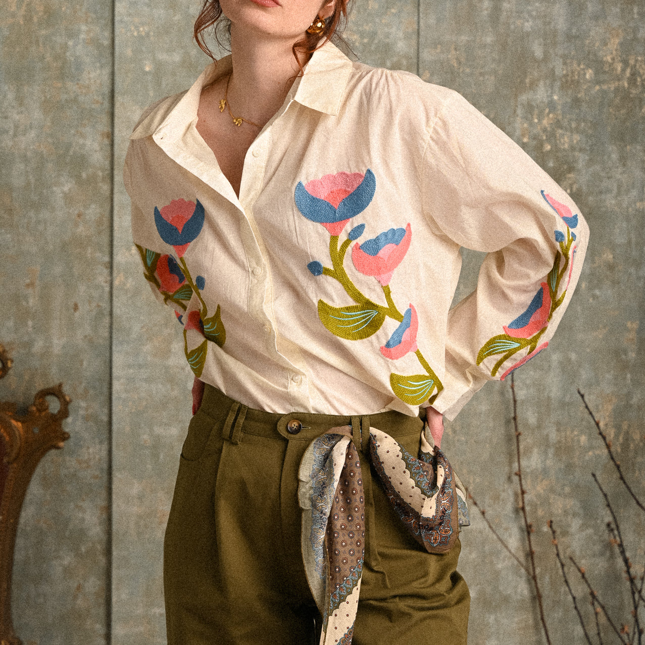 Camicia ricamata Yang in cotone 100% con motivo floreale