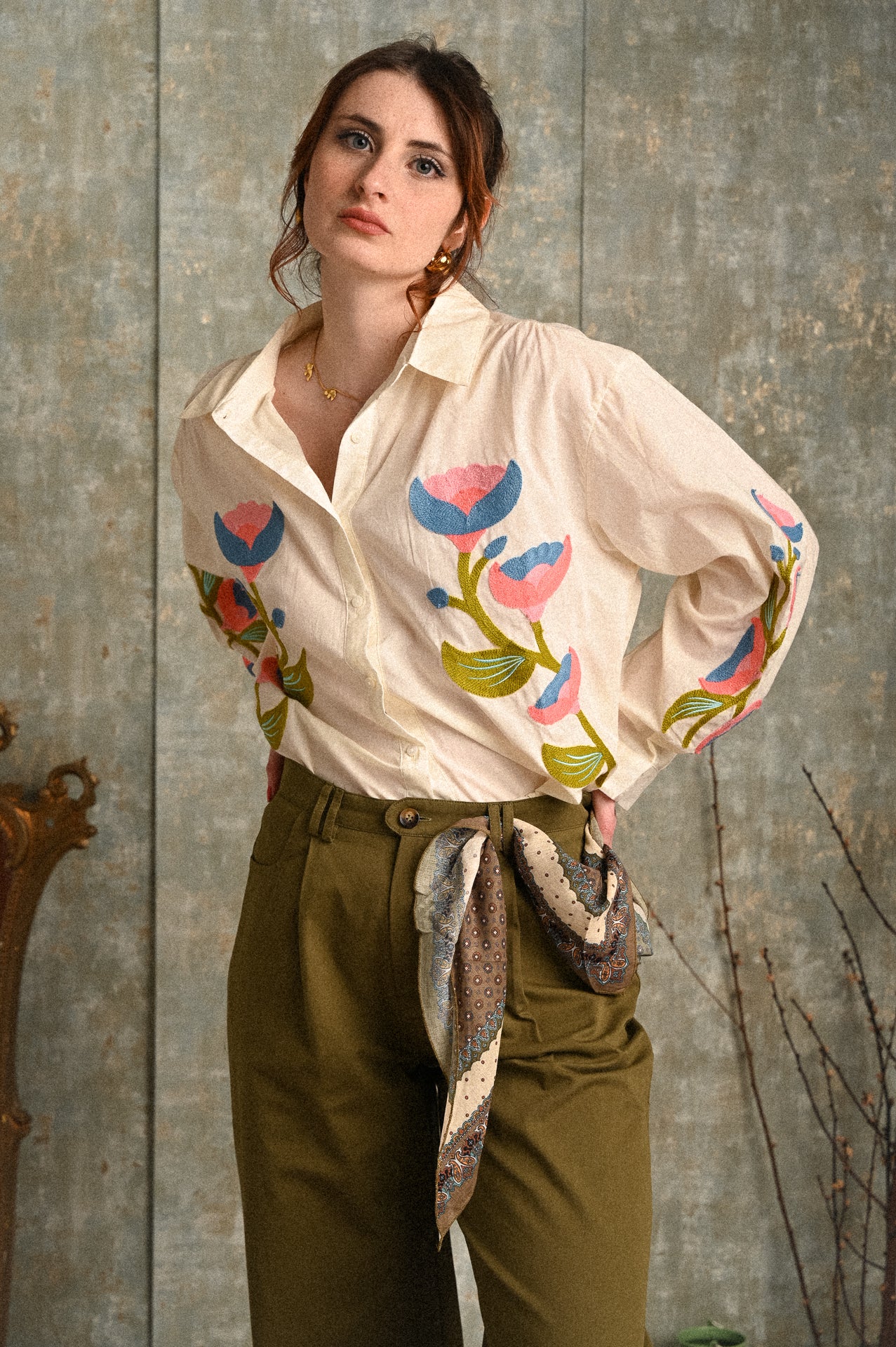 Camicia ricamata Yang in cotone 100% con motivo floreale