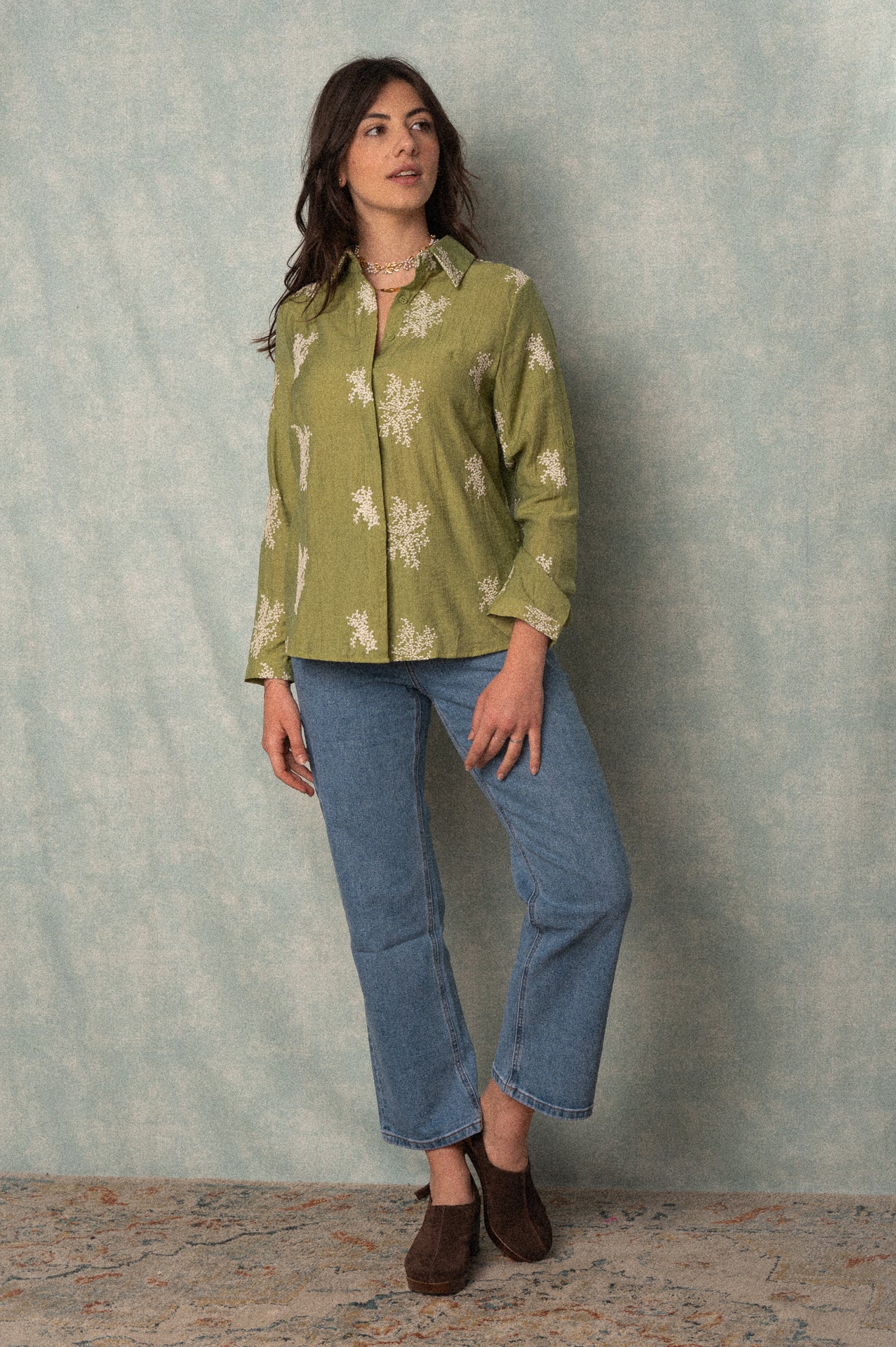 Camicia kaki con soffione ricamato