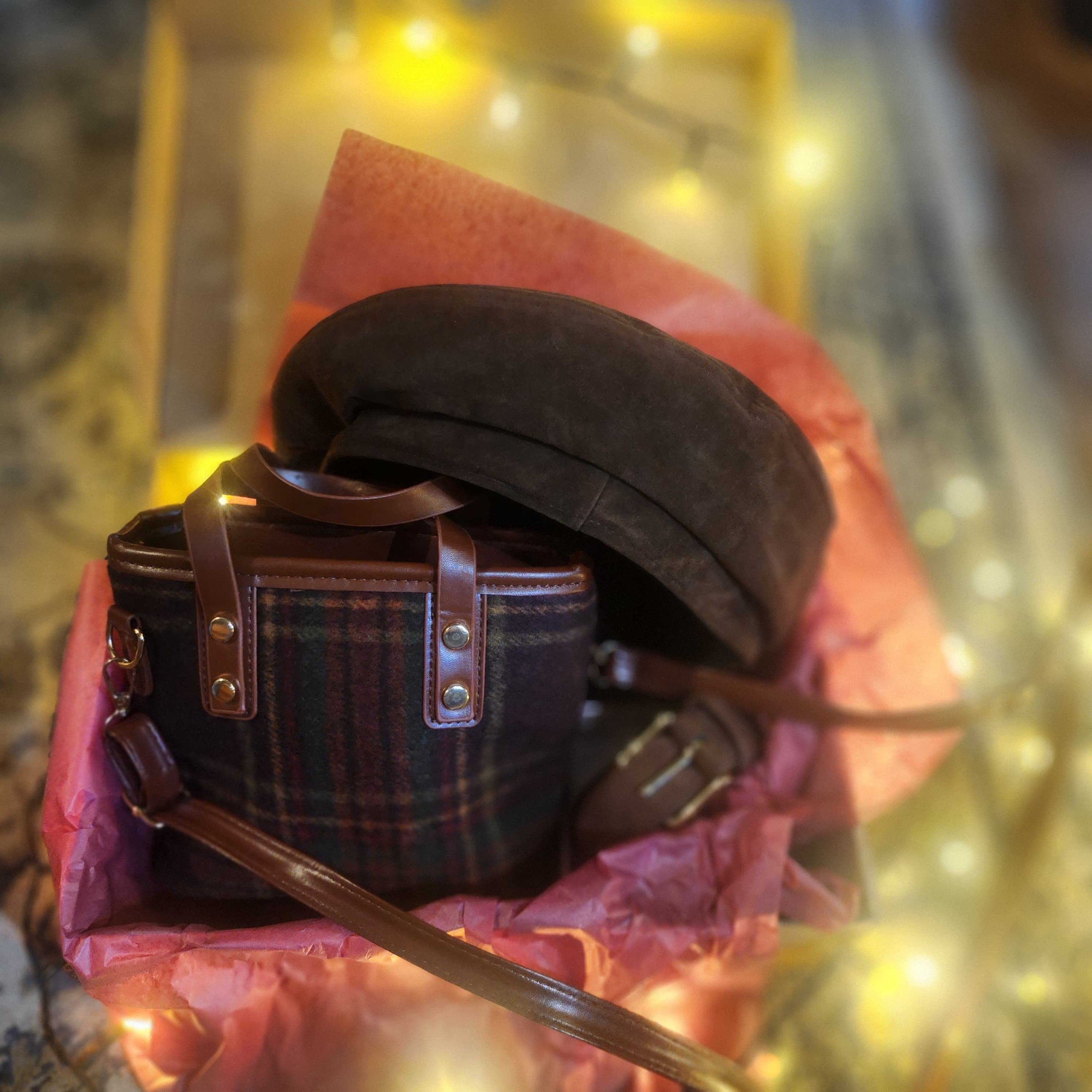 Gift Box Accessori Inverno Tartan e Camoscio | Cofanetto Regalo Borsa Basco Cintura Pelle