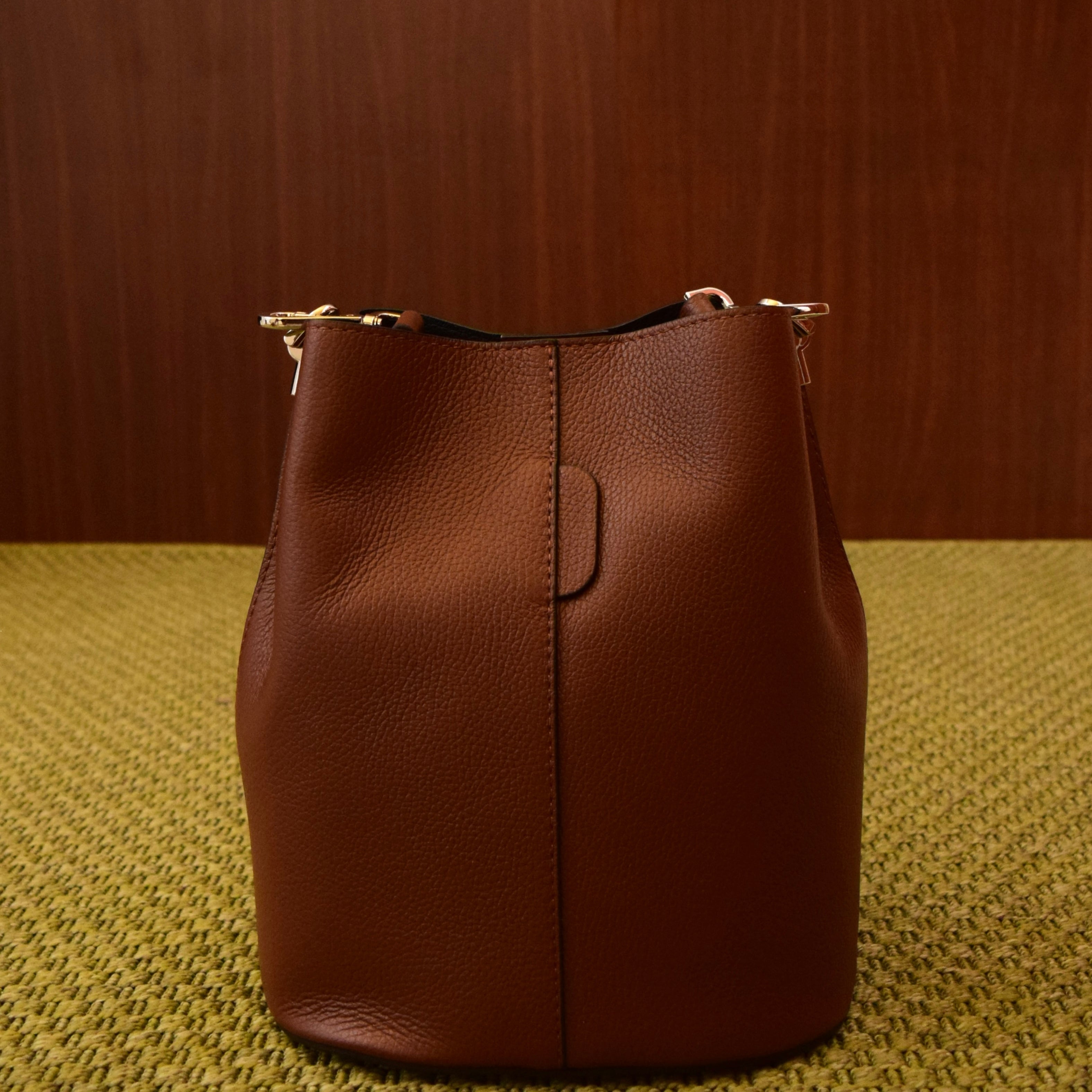 Borsa secchiello color cuoio in vera pelle