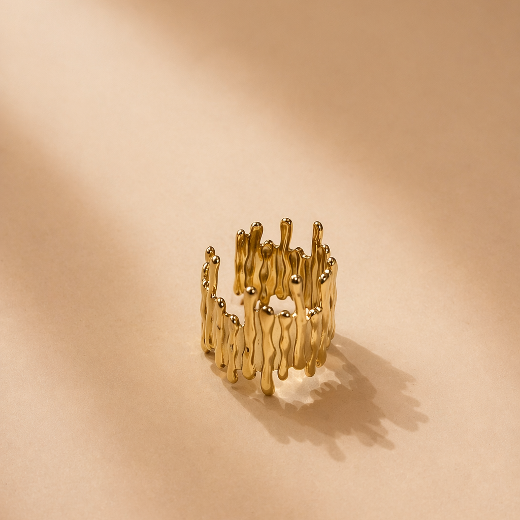 Anello Regolabile in Acciaio Inossidabile Effetto Colato Oro – Design Organico