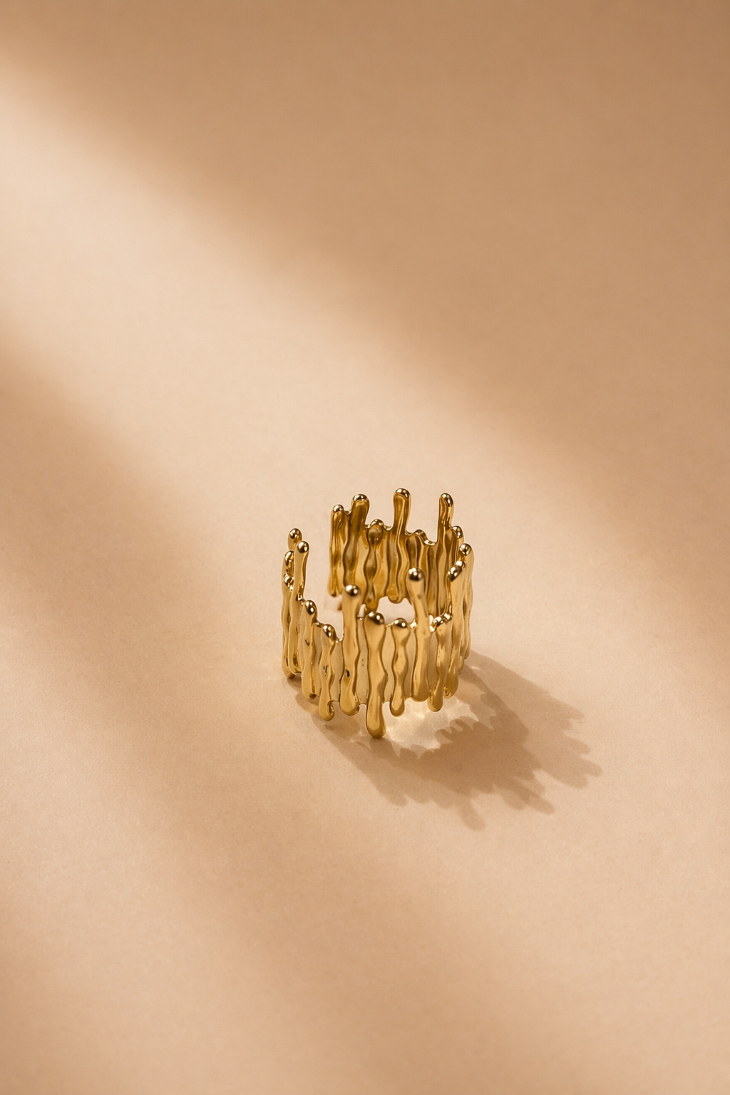 Anello Regolabile in Acciaio Inossidabile Effetto Colato Oro – Design Organico