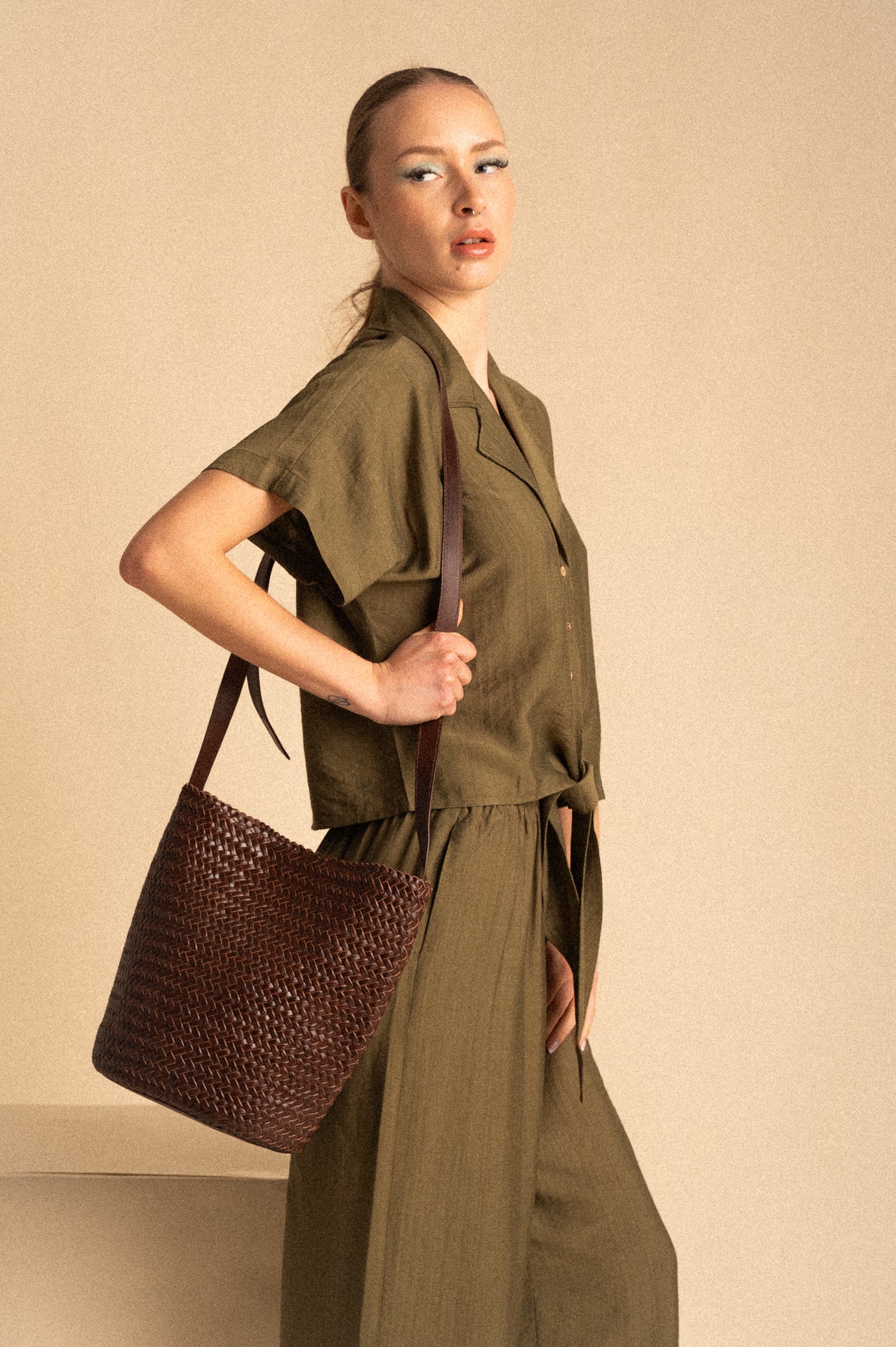 Borsa secchiello in vera pelle intrecciata a mano – Made in Italy | Colore caffè
