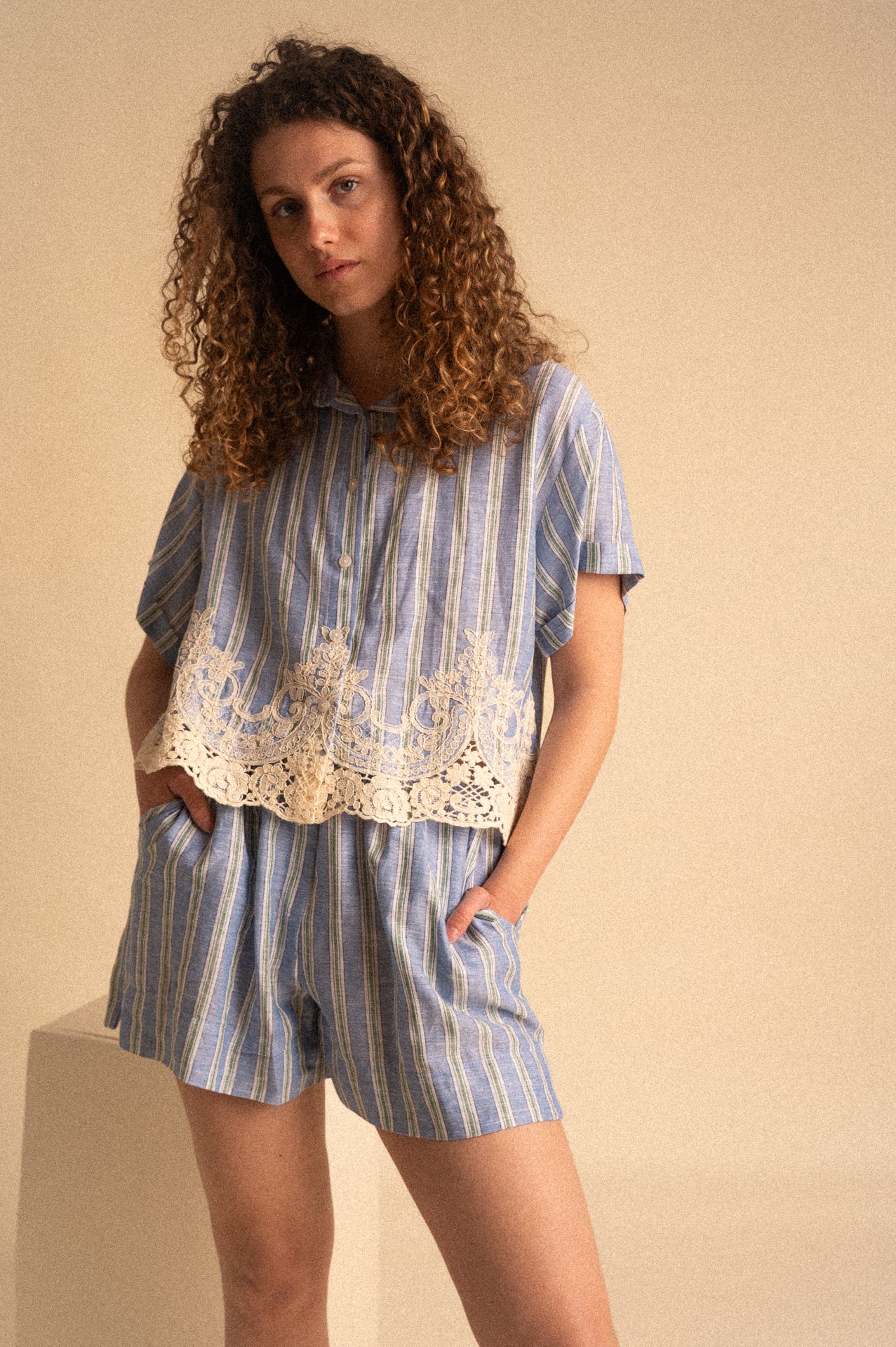 Shorts Donna a Righe in Viscosa e Lino con Elastico in Vita e Tasche