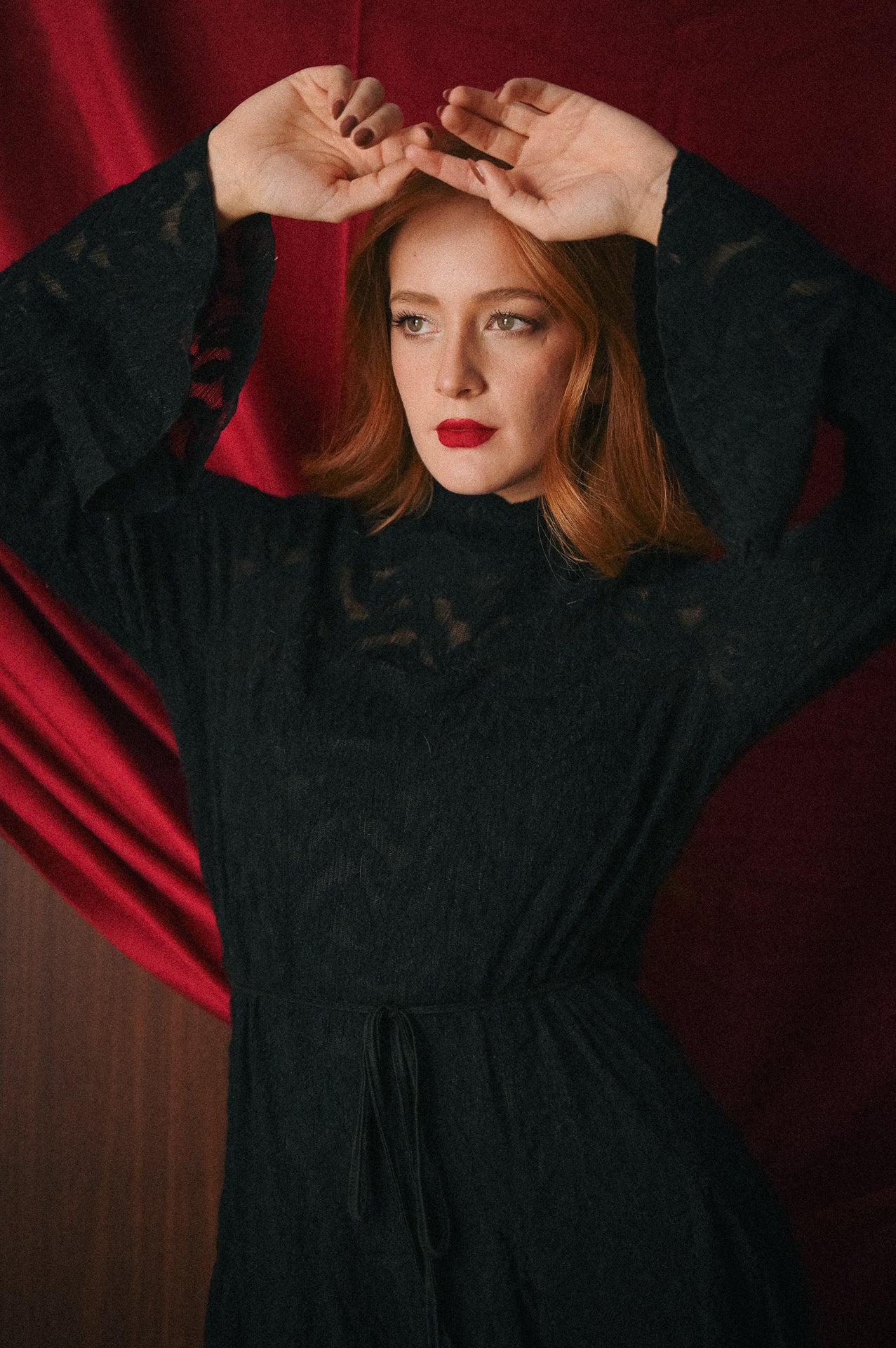 Abito Nero con Lavorazione Traforata: Sofisticatezza e Trasparenze