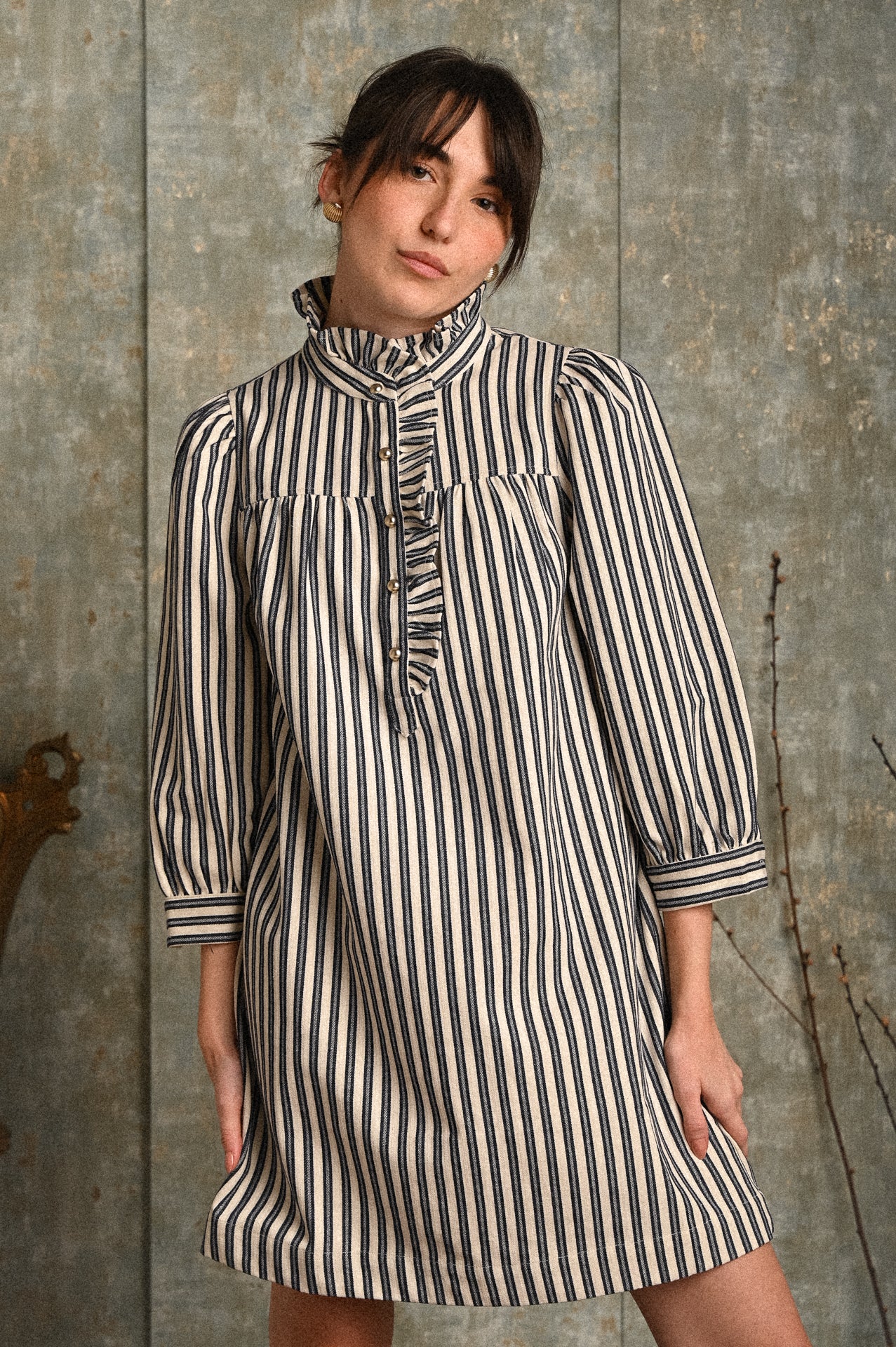 Abito Violetta a Righe con Collo Alto Arricciato e Vestibilità Morbida