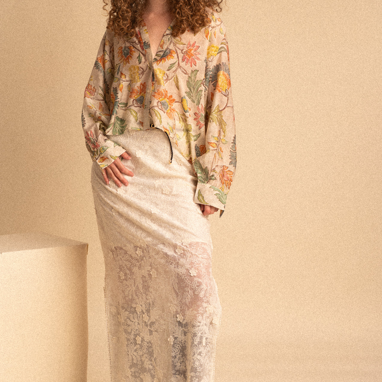 Gonna Lunga in Pizzo Ricamato Bianca con Spacco e Cintura