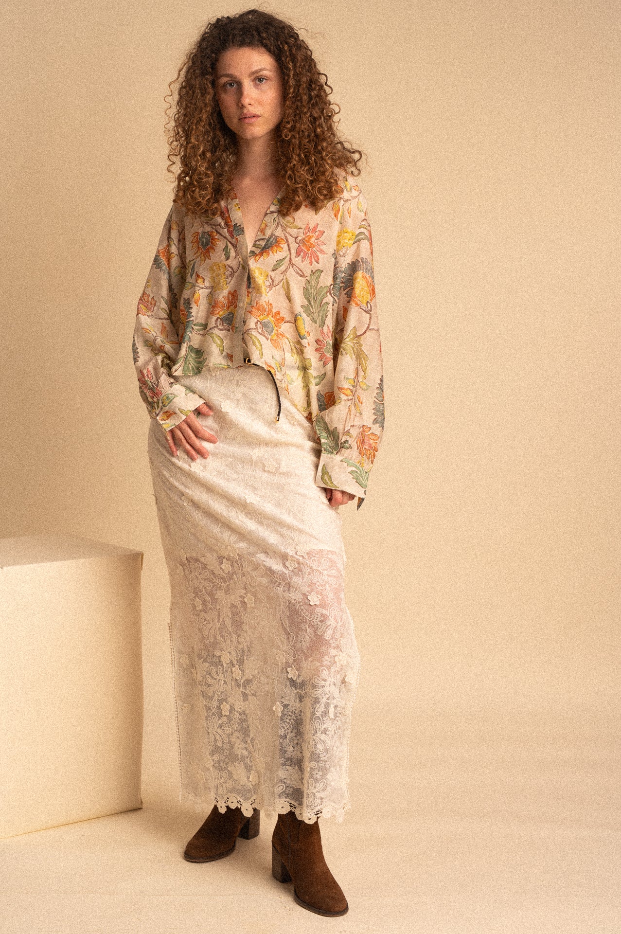 Gonna Lunga in Pizzo Ricamato Bianca con Spacco e Cintura