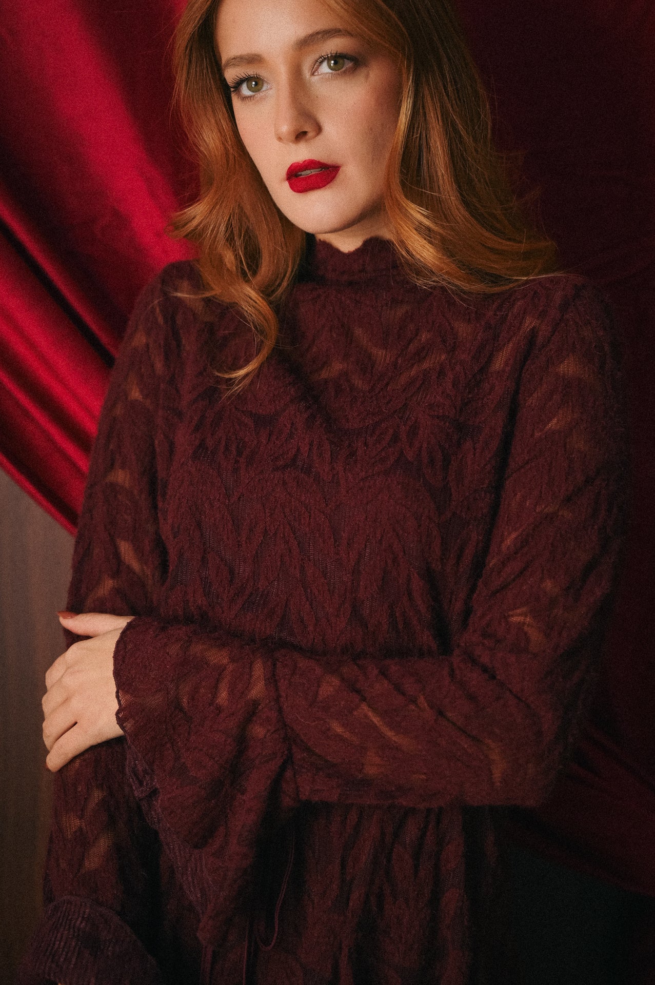 Abito bordeaux con Lavorazione Traforata: Sofisticatezza e Trasparenze