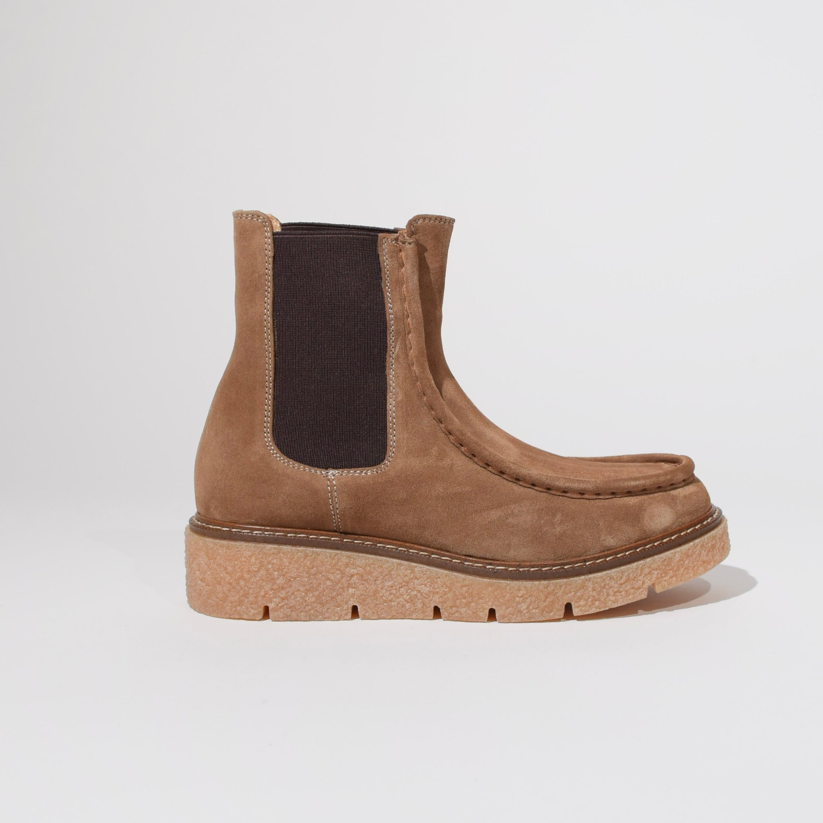 Sand-colored suede high Beatles