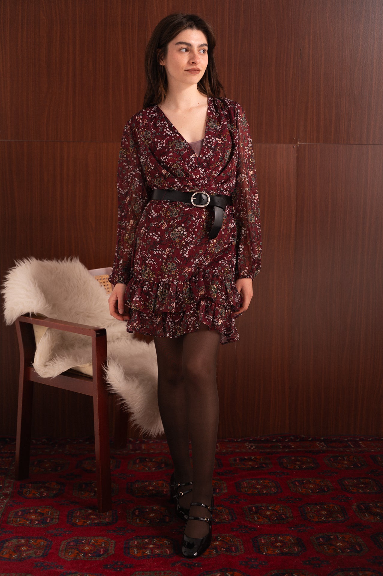 Abito a Fiori Bordeaux con Dettagli Oro e Scollo a V