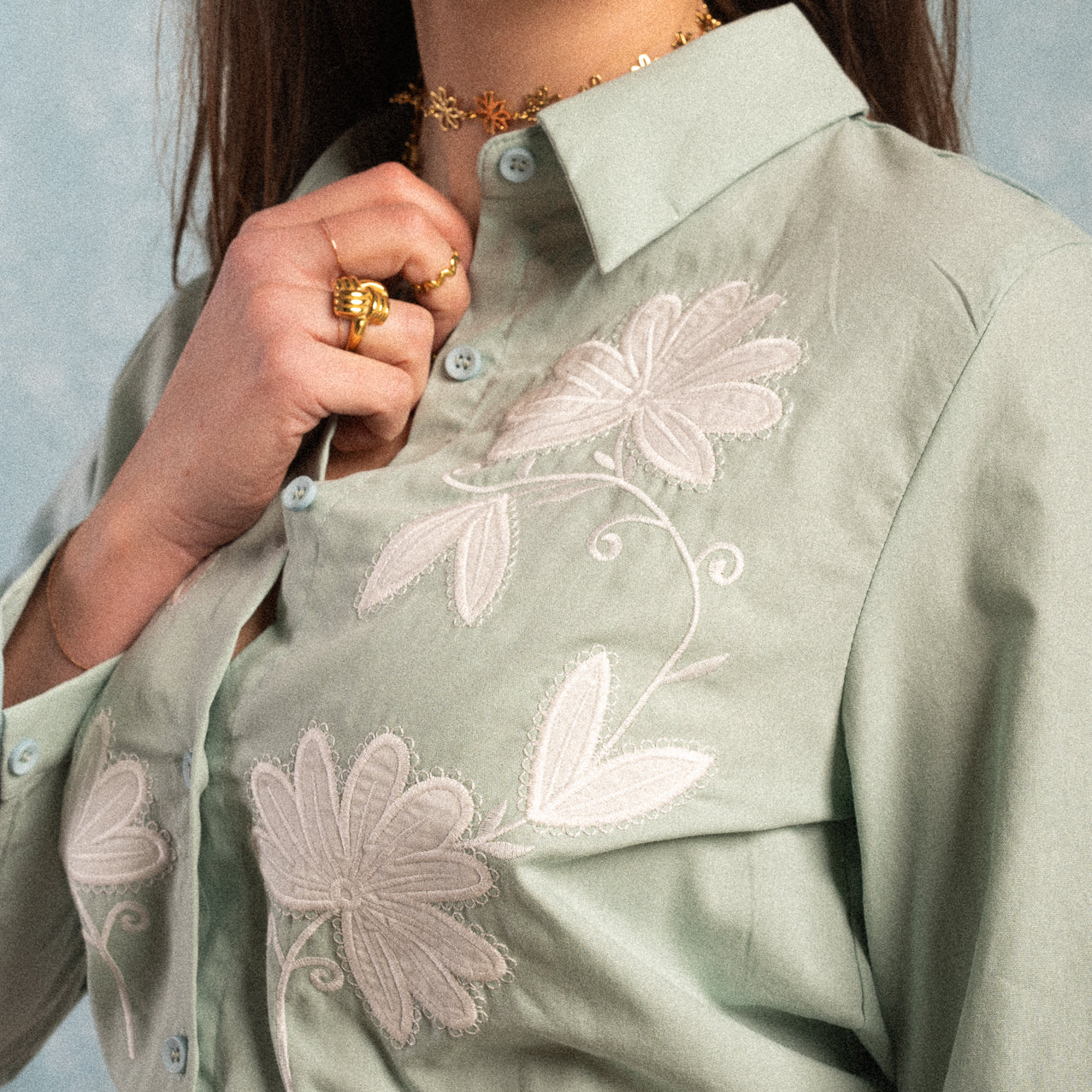 Camicia verde salvia con fiori ricamati