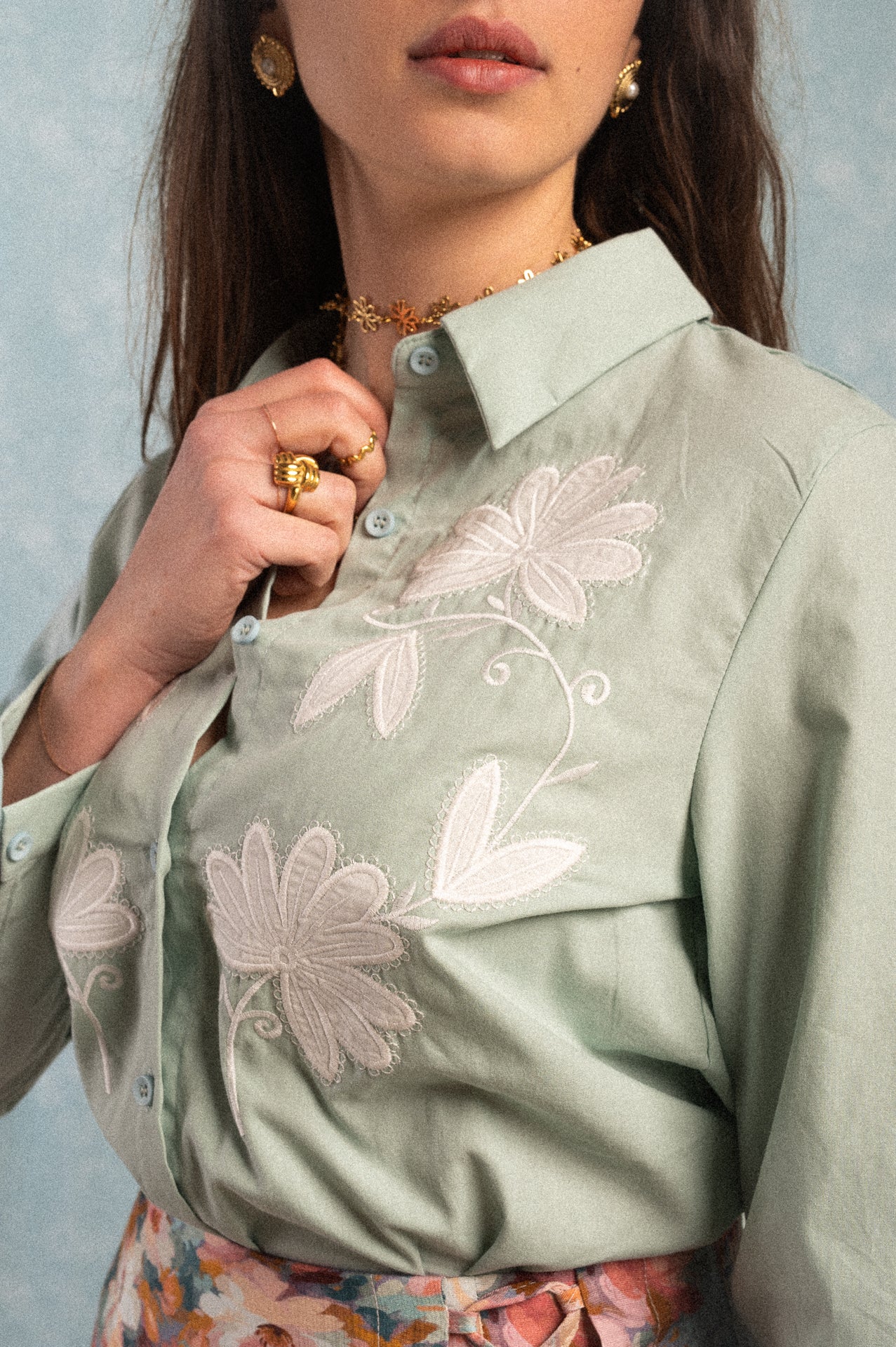 Camicia verde salvia con fiori ricamati