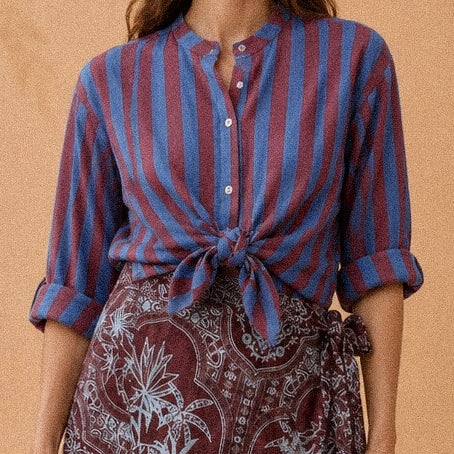 Camicia con collo coreano a righe blu e bordeaux in cotone