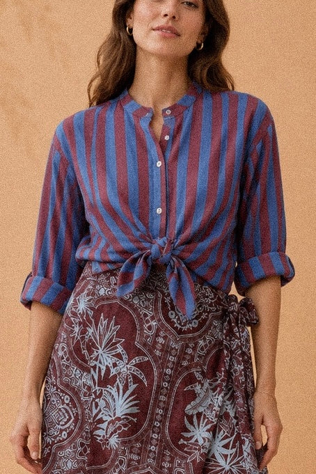 Camicia con collo coreano a righe blu e bordeaux in cotone