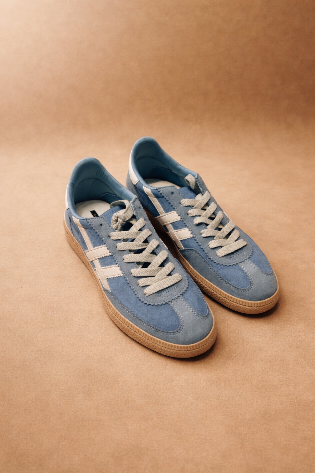 Sneakers Flora azzurro effetto camoscio con dettagli bianchi