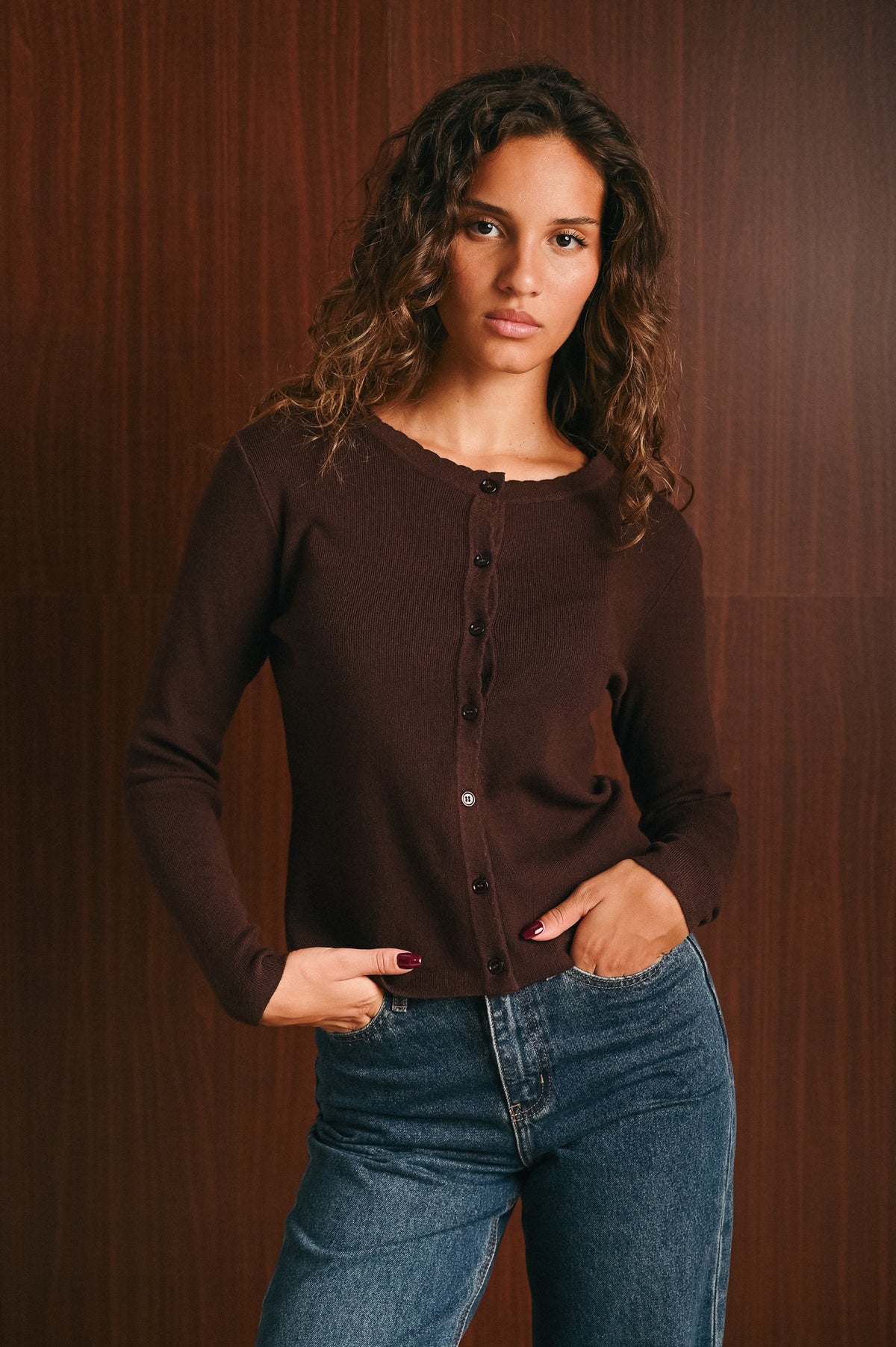 Cardigan donna color cioccolato con bottoni e scollo rotondo