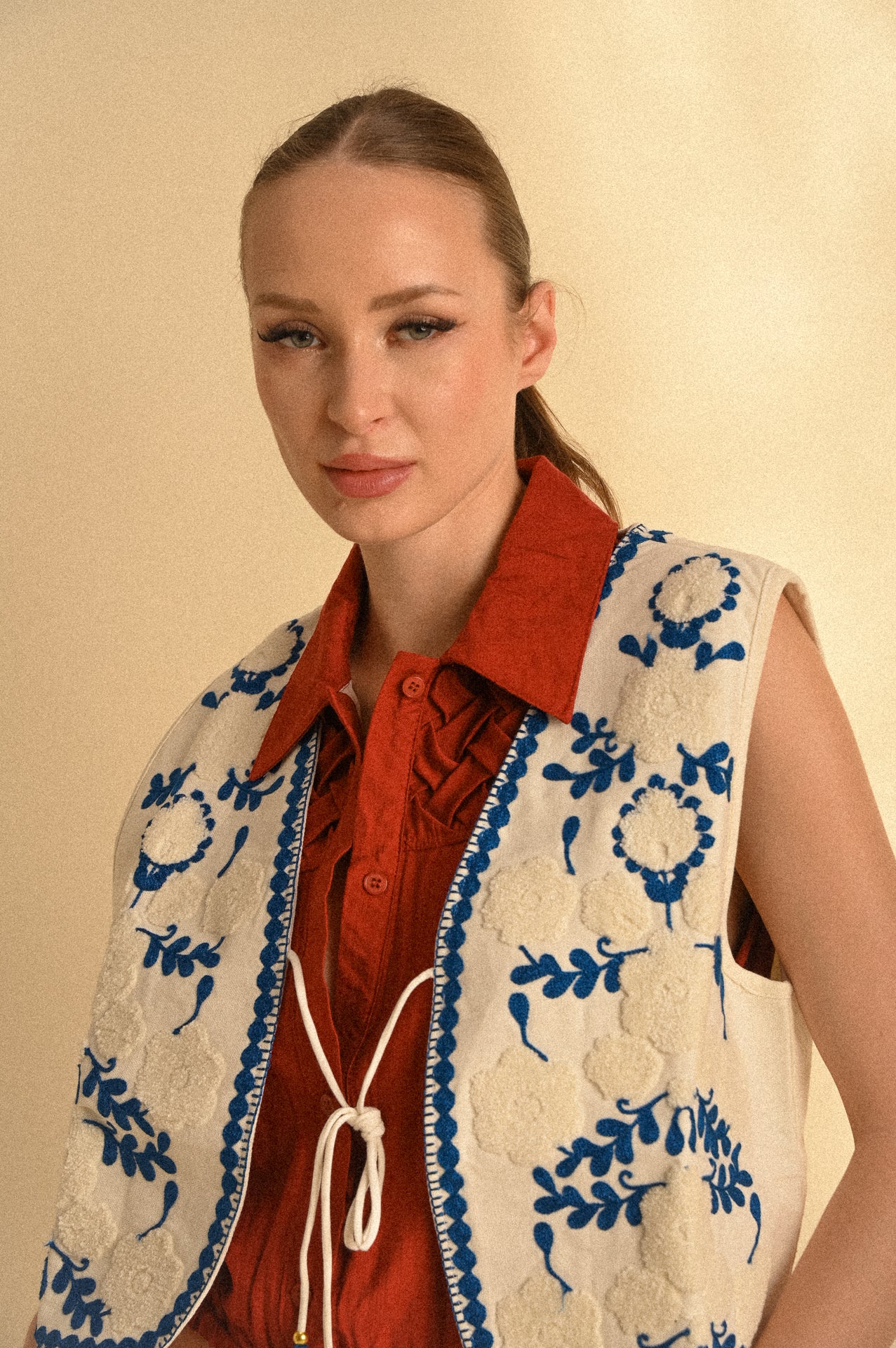 Gilet Marrakech Ricamato in Cotone con Cordino e Nappine Blu Donna