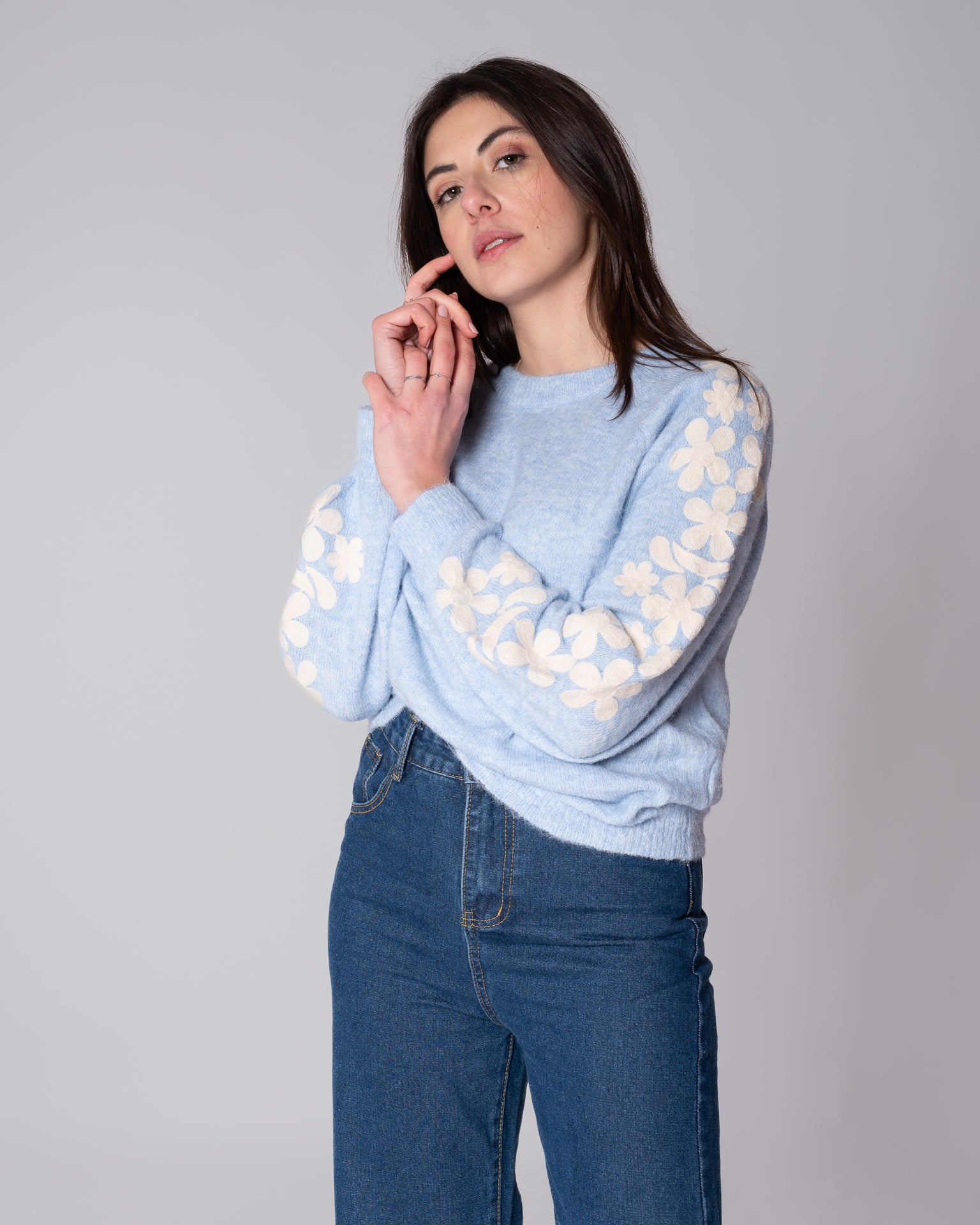 Maglione azzurro con fiori ricamati