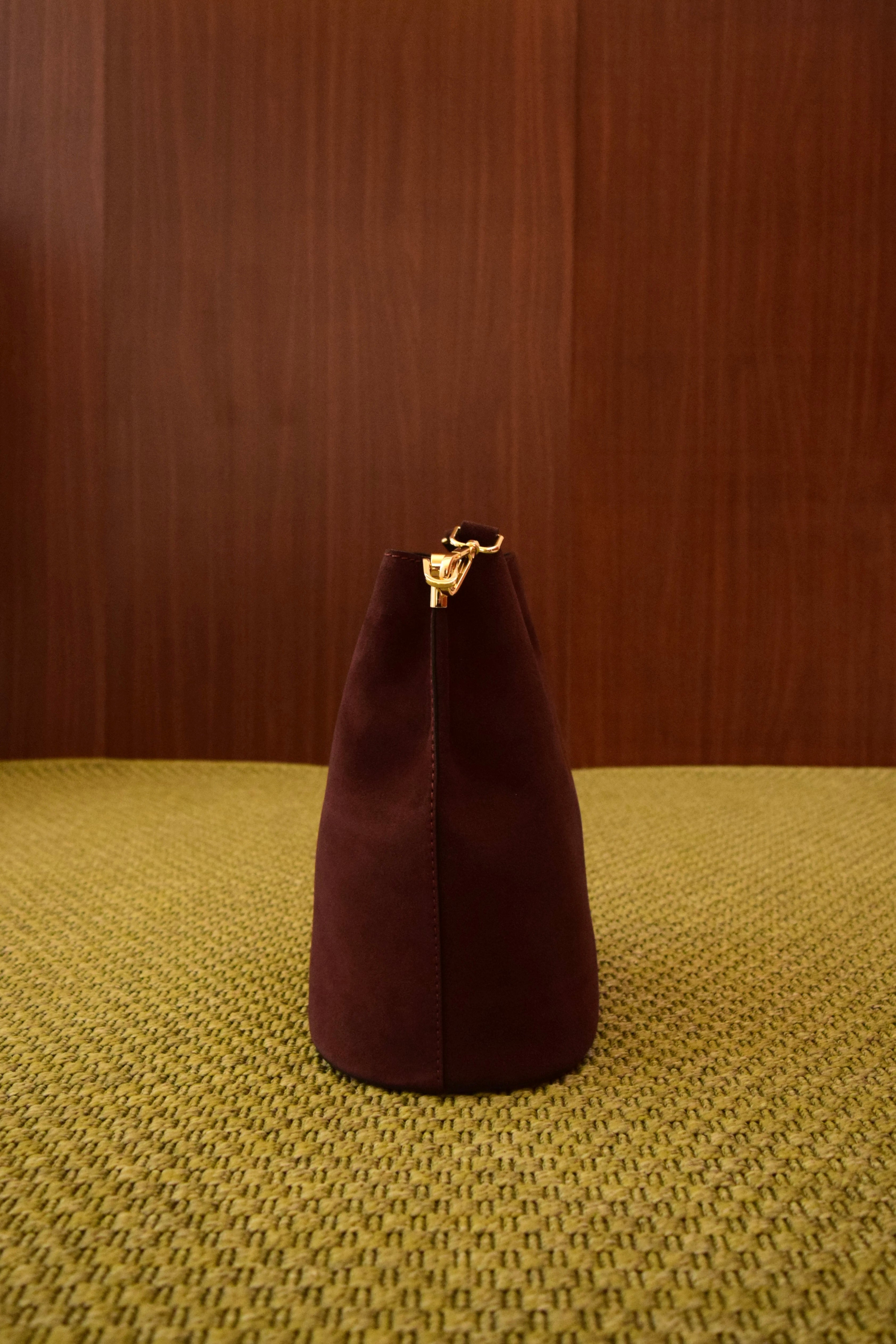 Borsa secchiello color wine in pelle scamosciata