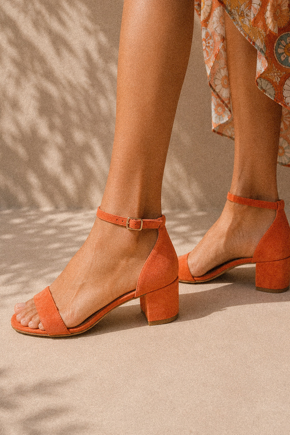 Sandalo corallo in morbida eco-pelle scamosciata