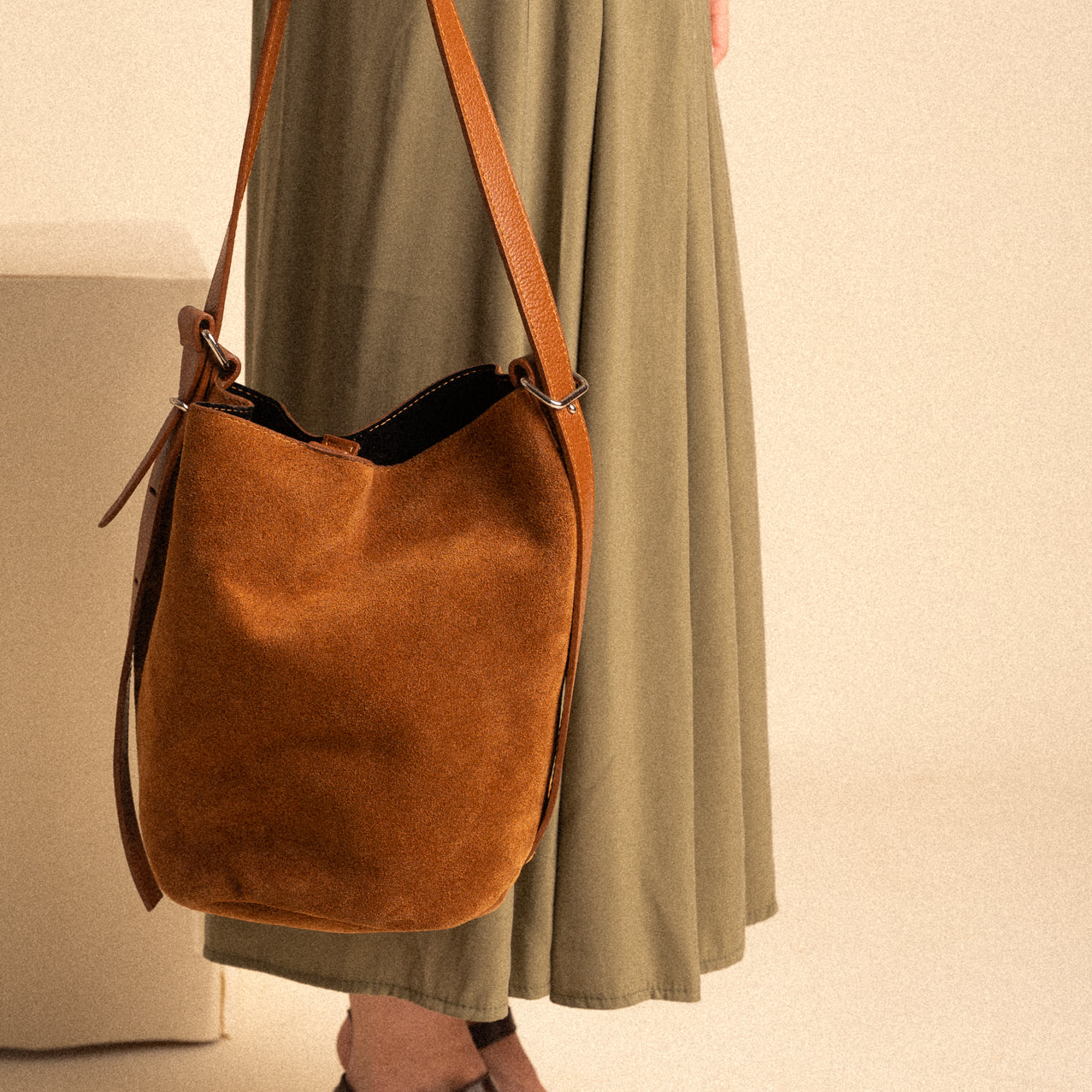 Borsa Secchiello Tribeca – Pelle Camoscio Tabacco con Tracolla Regolabile